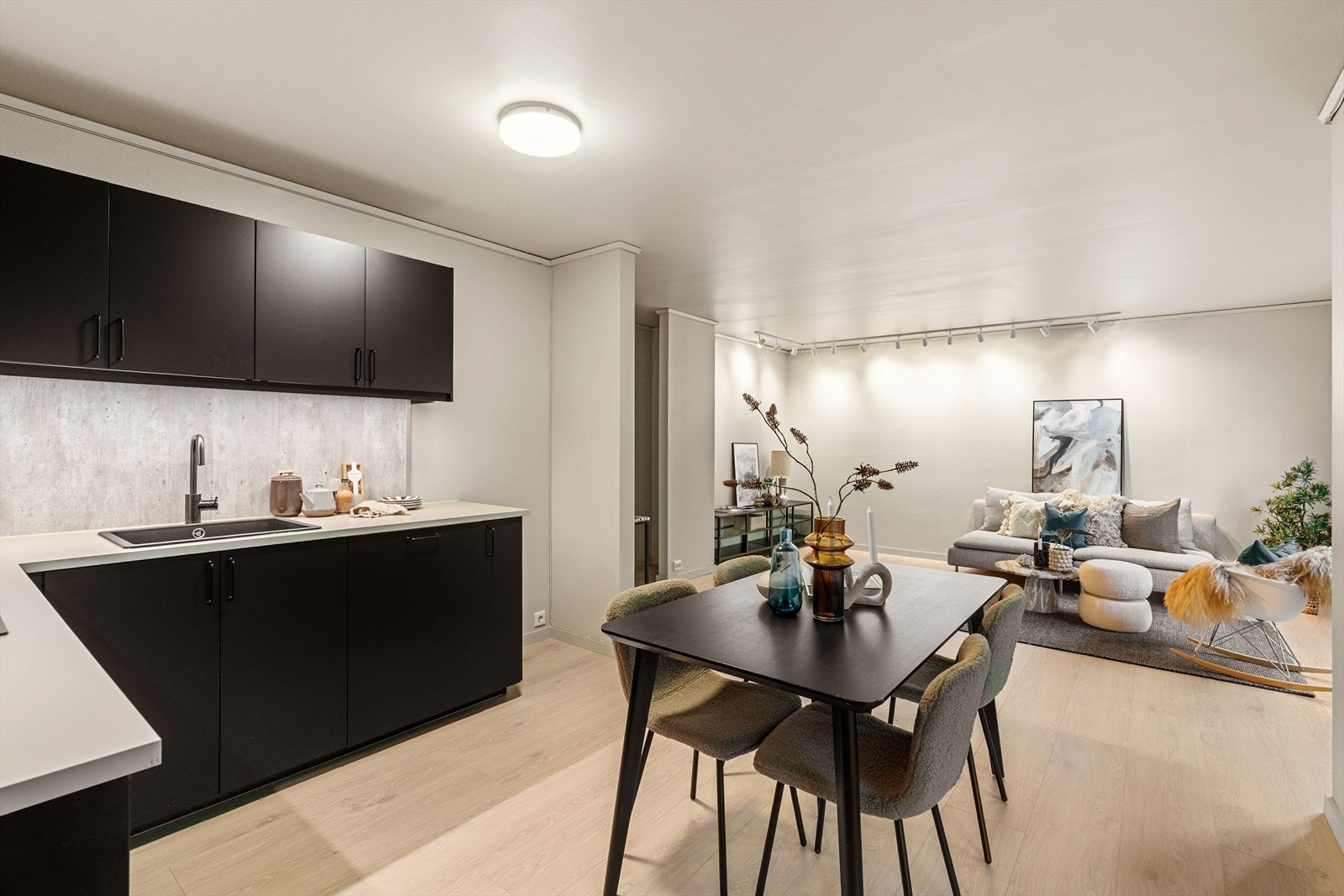 Flott, ny kjøkkeninnredning med integrert oppvaskmaskin, platetopp og stekeovn. Galleribilde