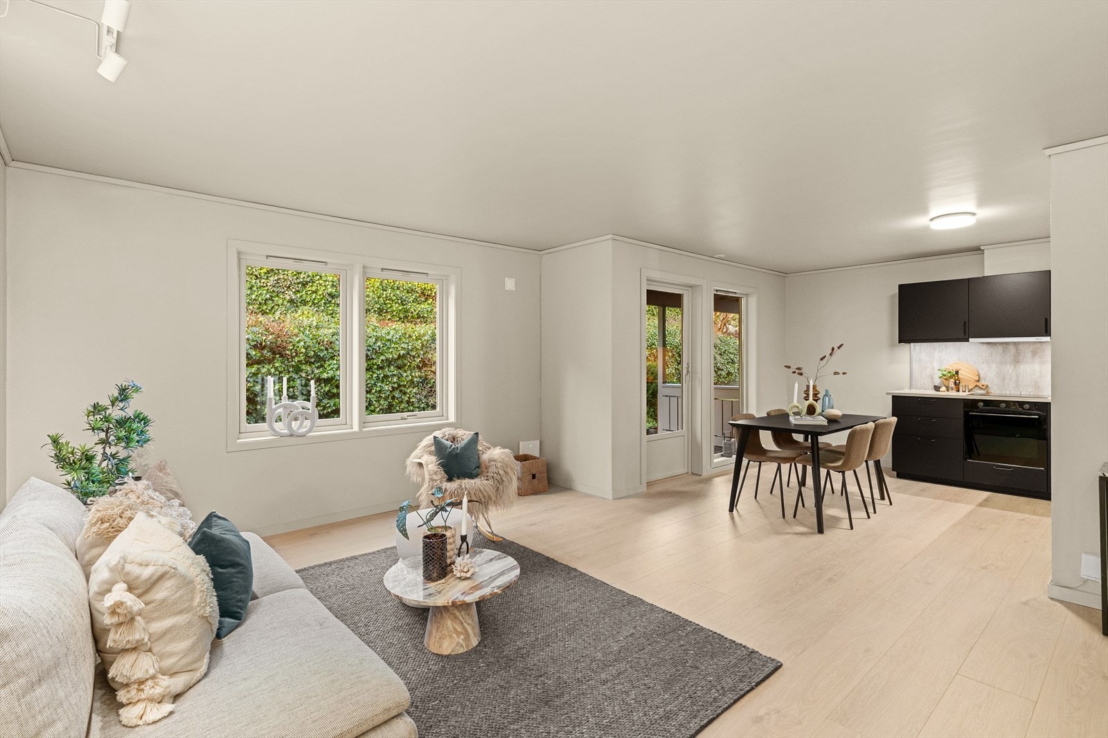 Lys og trivelig leilighet med praktisk og god planløsning. De fleste overflater er malte i 2025. Ny laminat på gulv i stue, kjøkken og gang. Ny kjøkkeninnredning (foto:Trond-Eirik Husvæg) Galleribilde