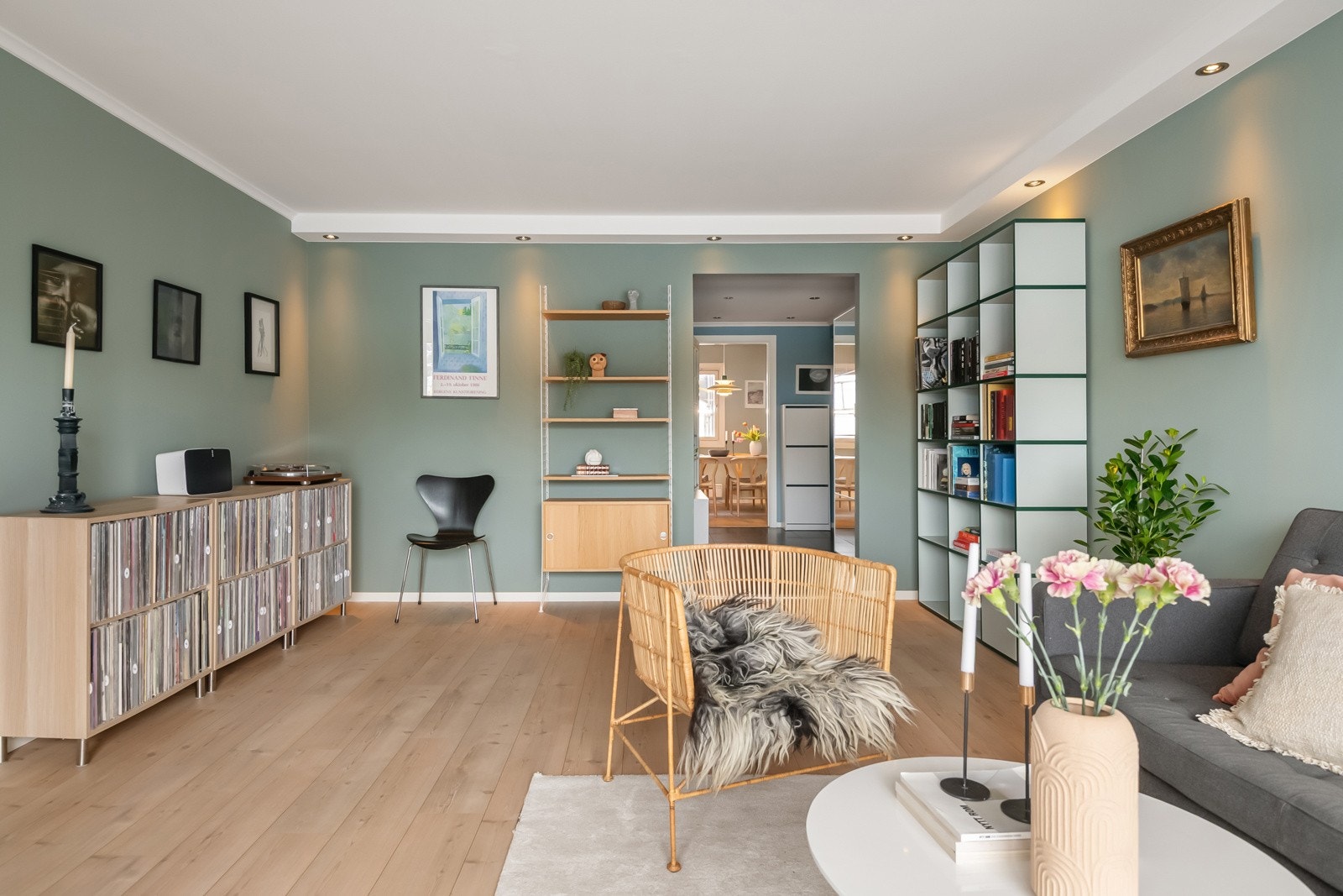 Rommet gir fleksible møbleringsmuligheter og en naturlig flyt mot kjøkken og spiseplass. Galleribilde