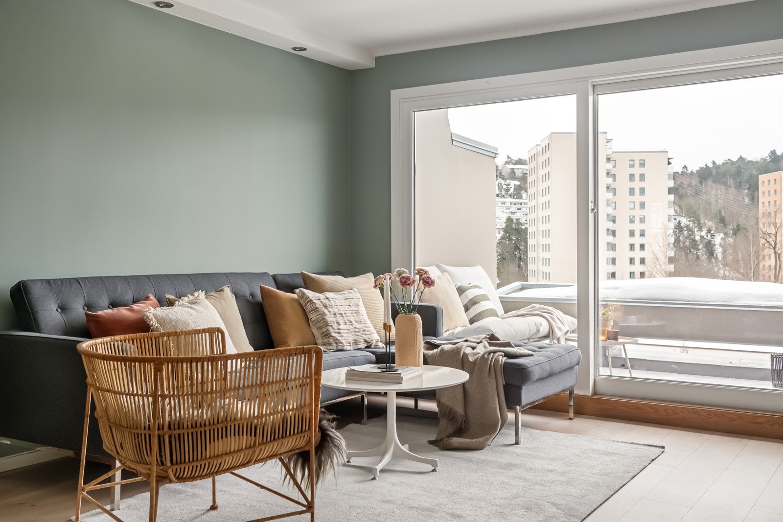 Sonja Damcevski Johansen v/Proaktiv Properties har gleden av å presentere Etterstadsletta 118 - En lys og gjennomgående 4-roms selveierilighet i toppetg. med garasje, 2 bad og utgang til 2 solrike uteplasser. Galleribilde