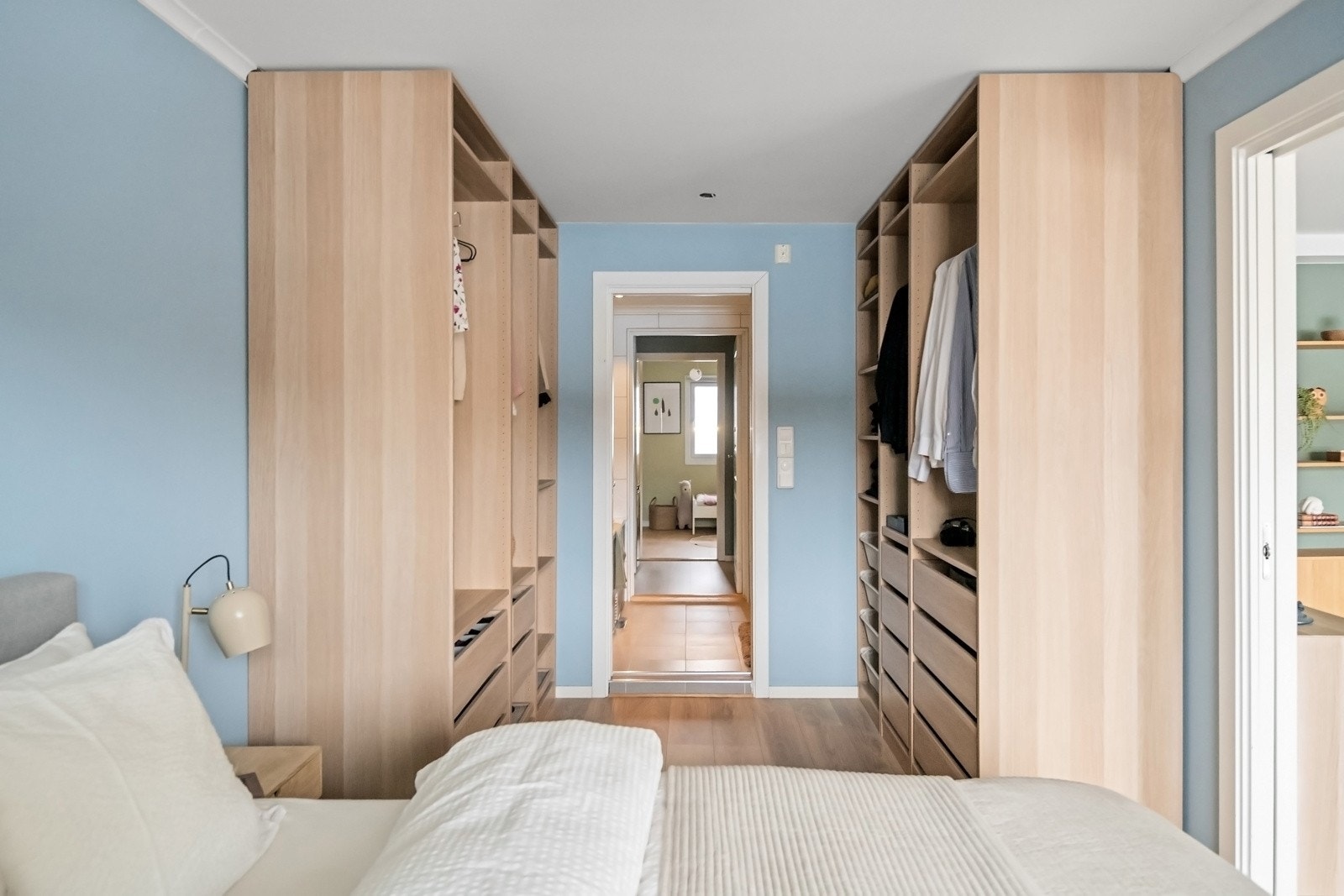 Rommet har behagelige farger og gode lysforhold som skaper en avslappende stemning. Galleribilde