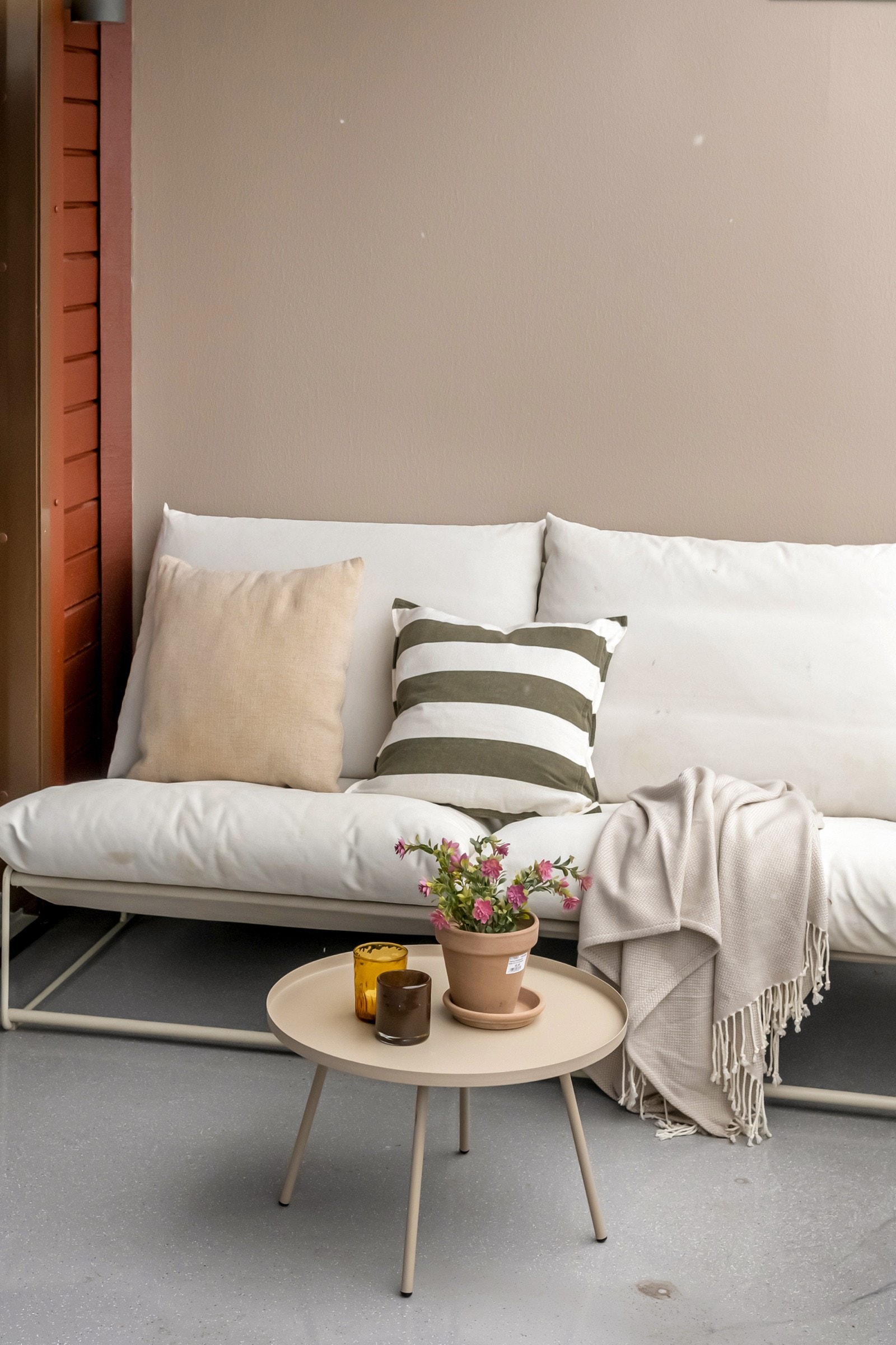 Om sommeren blir terrassen en naturlig forlengelse av stuen, hvor du kan nyte solens varme store deler av dagen og skape hyggelige uterom for sosiale sammenkomster med familie og venner. Galleribilde