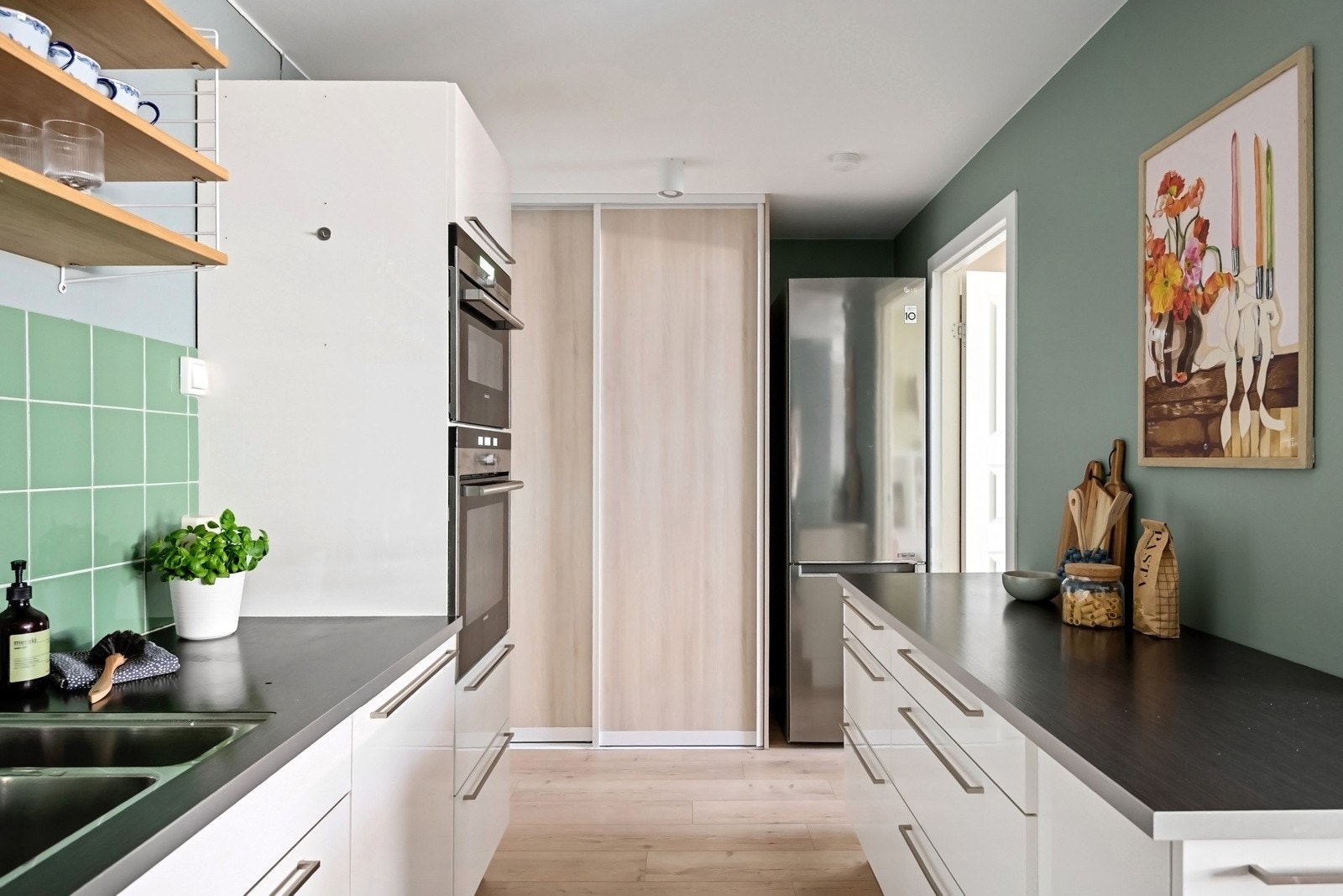 I enden av kjøkkenet har leiligheten et grovkjøkken som er smart plassert nærmest hovedbadet. Her er det opplegg til vaskemaskin og plass til tørketrommel. Galleribilde