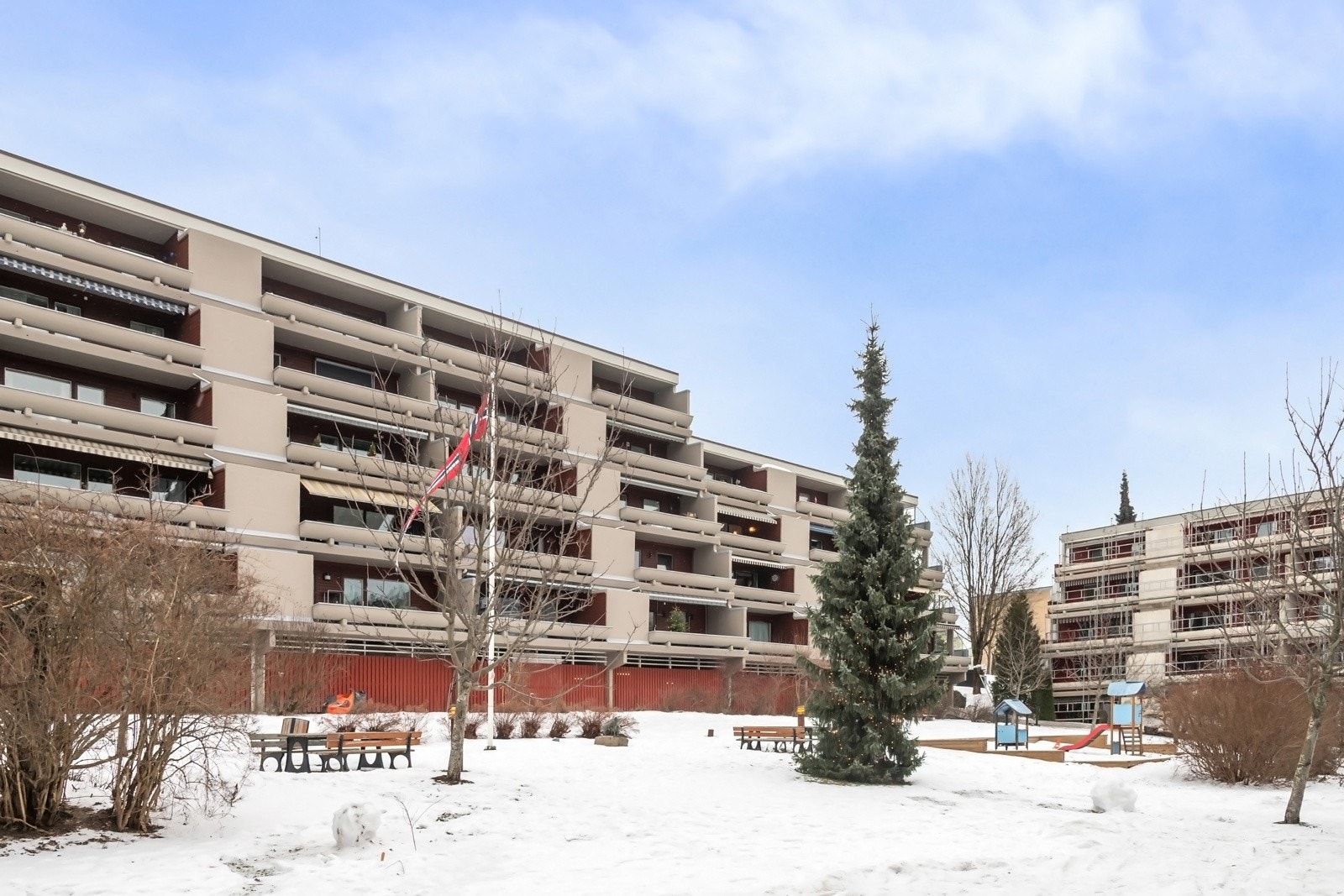 Området fremstår rolig og familievennlig, med nærhet til parker og friarealer. Her bor man i et attraktivt område med kort vei til både servicetilbud, kollektivtransport og rekreasjon. Galleribilde