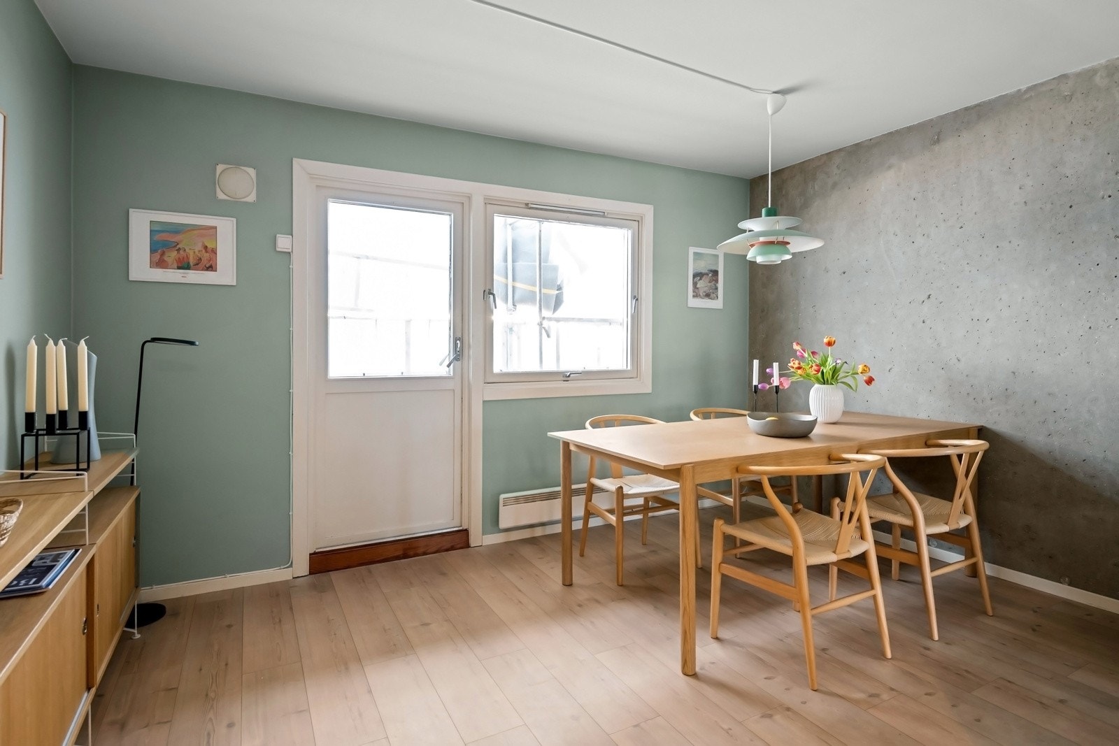 Her kan familien samles til en lengre helgefrokost og skue ut over områdets grøntarealer fra hyggelig spiseplass. Det er god plass til langbord for å invitere familie og venner til et hyggelig middagsmåltid. Galleribilde