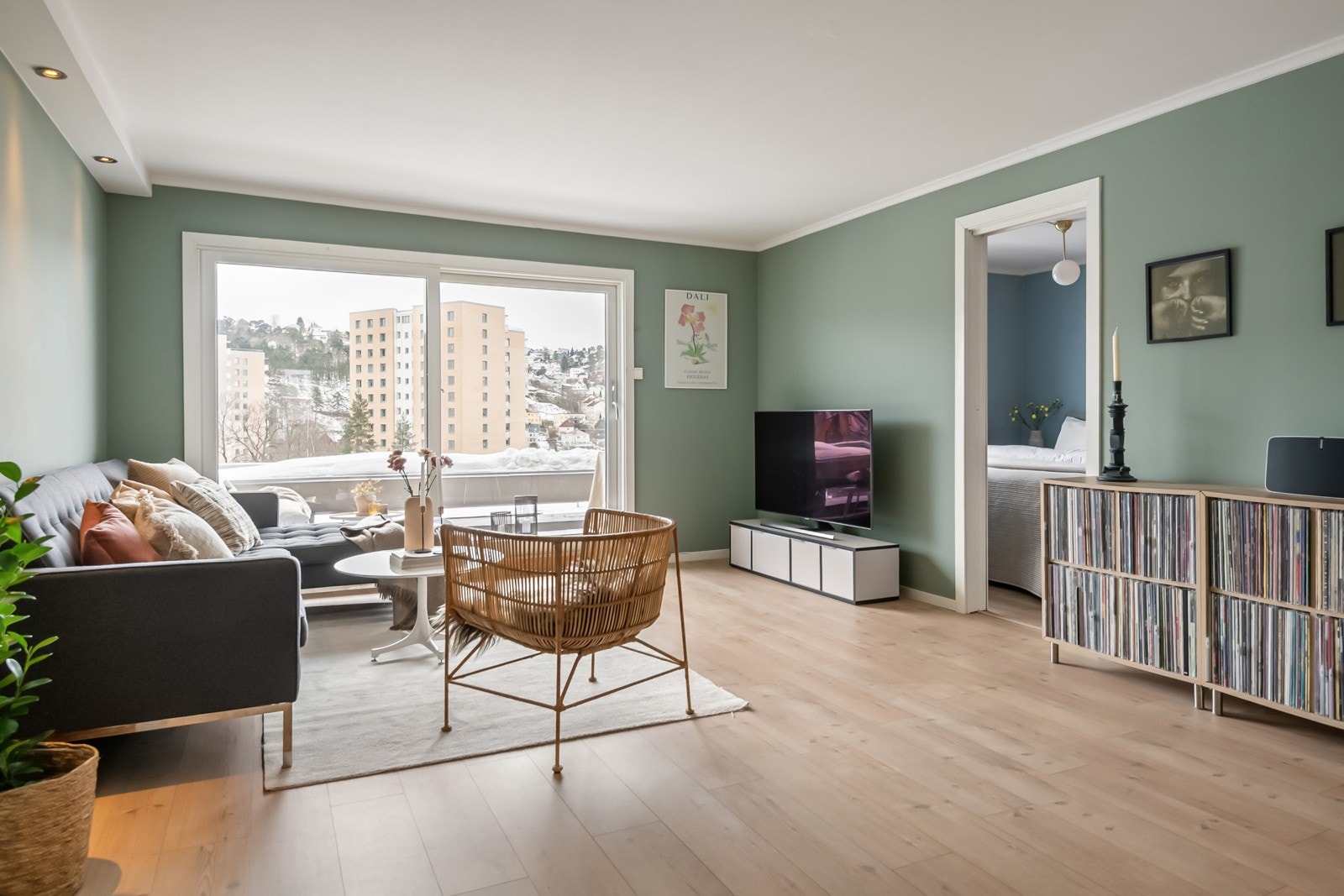 Stuen tilføres gode mengder naturlig dagslys via store vindusflater og ivaretar den luftige romfølelsen. Galleribilde