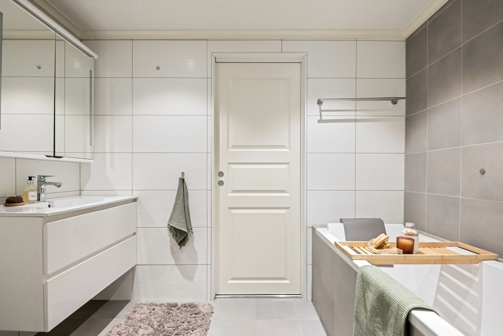 Boligens hovedbad er romslig og praktisk, med flislagte overflater og tidløs utførelse. Galleribilde