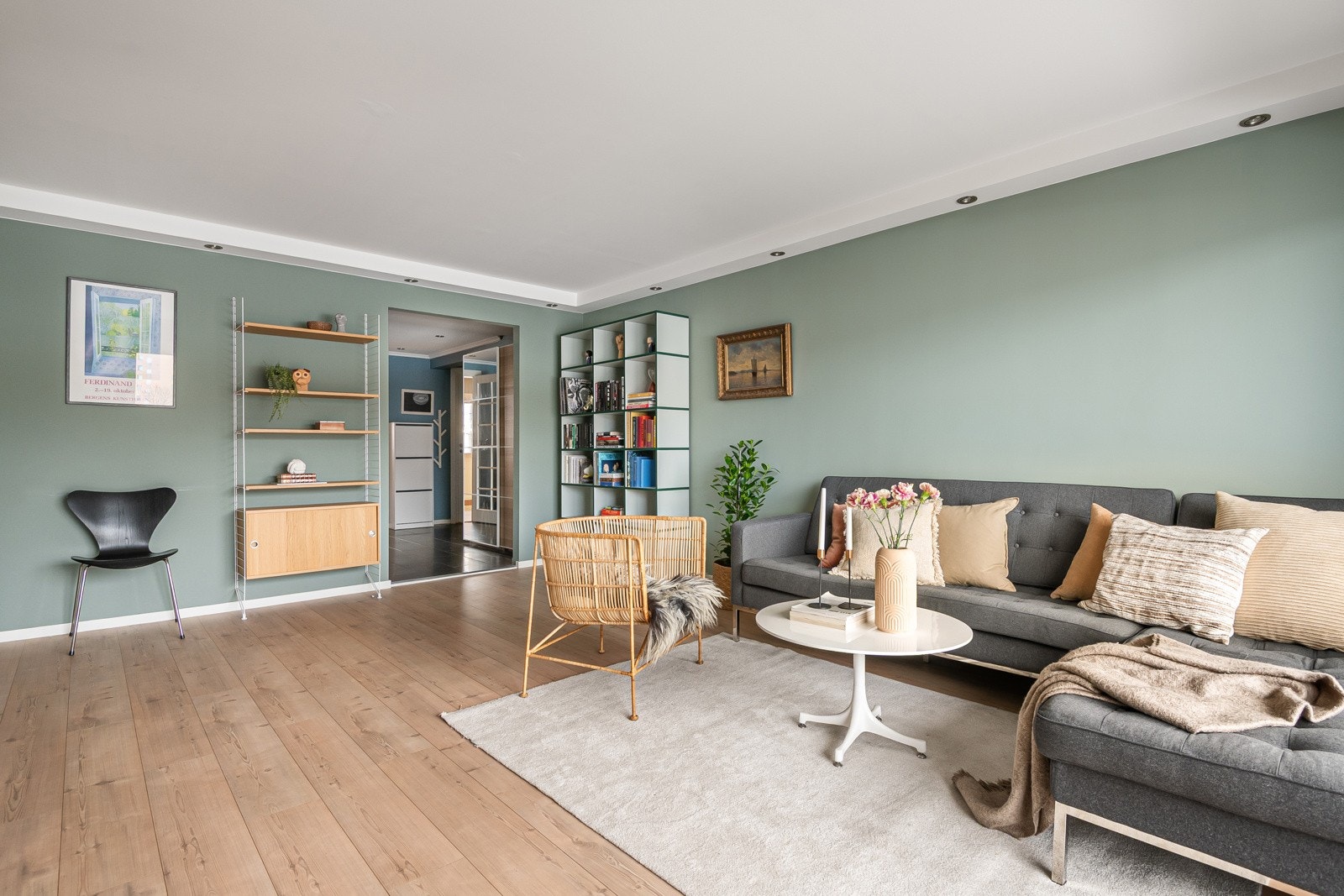 De store vinduene bidrar til en lys og behagelig atmosfære gjennom hele dagen. Galleribilde