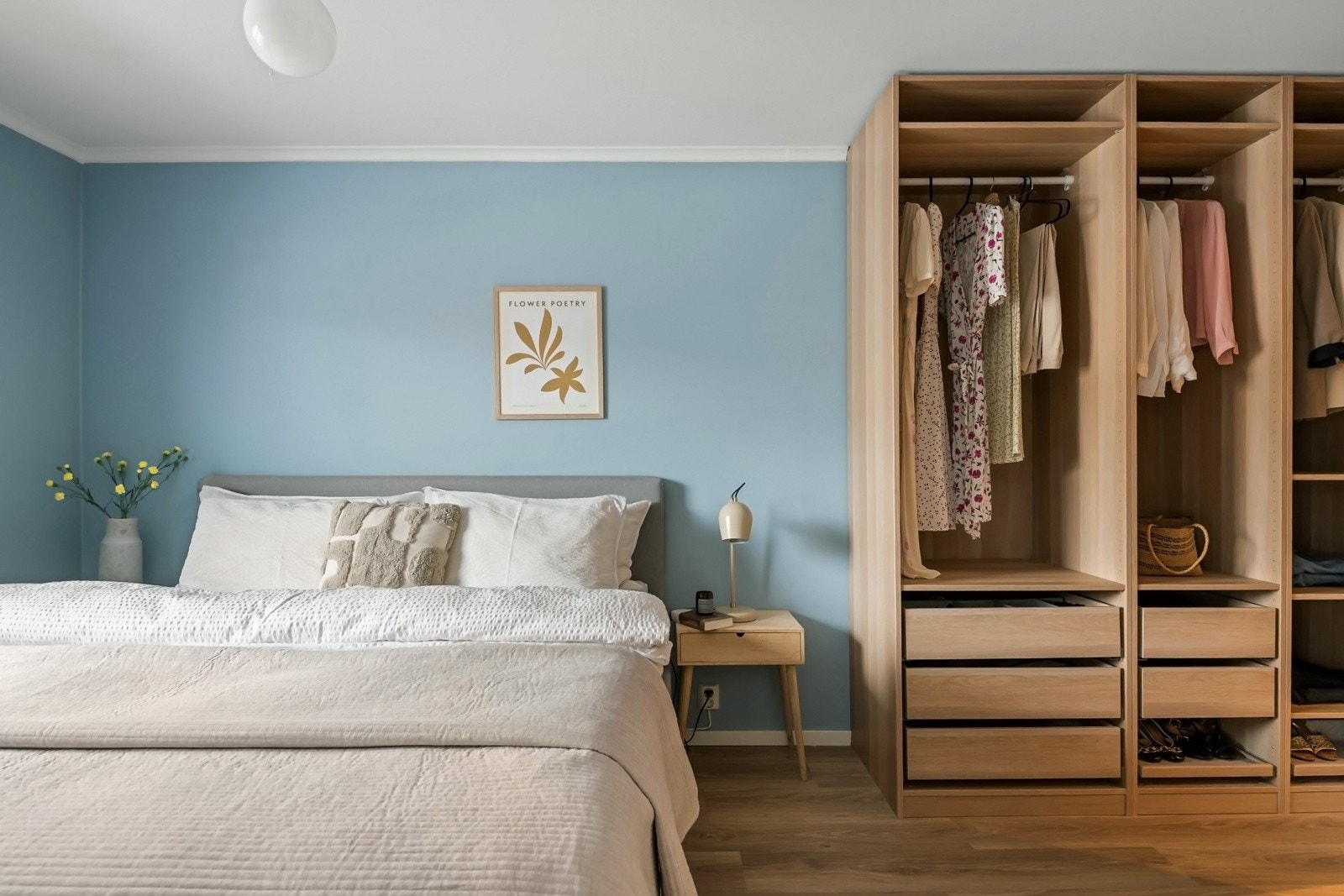 Hovedsoverommet er romslig og rolig, med plass til dobbeltseng og øvrig møblement. Galleribilde