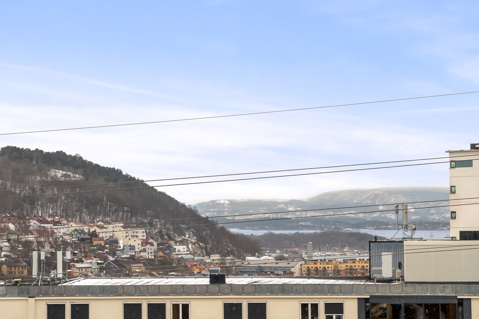 Boligen har en attraktiv beliggenhet med flott utsikt over Oslofjorden og nærliggende grøntområder! Galleribilde