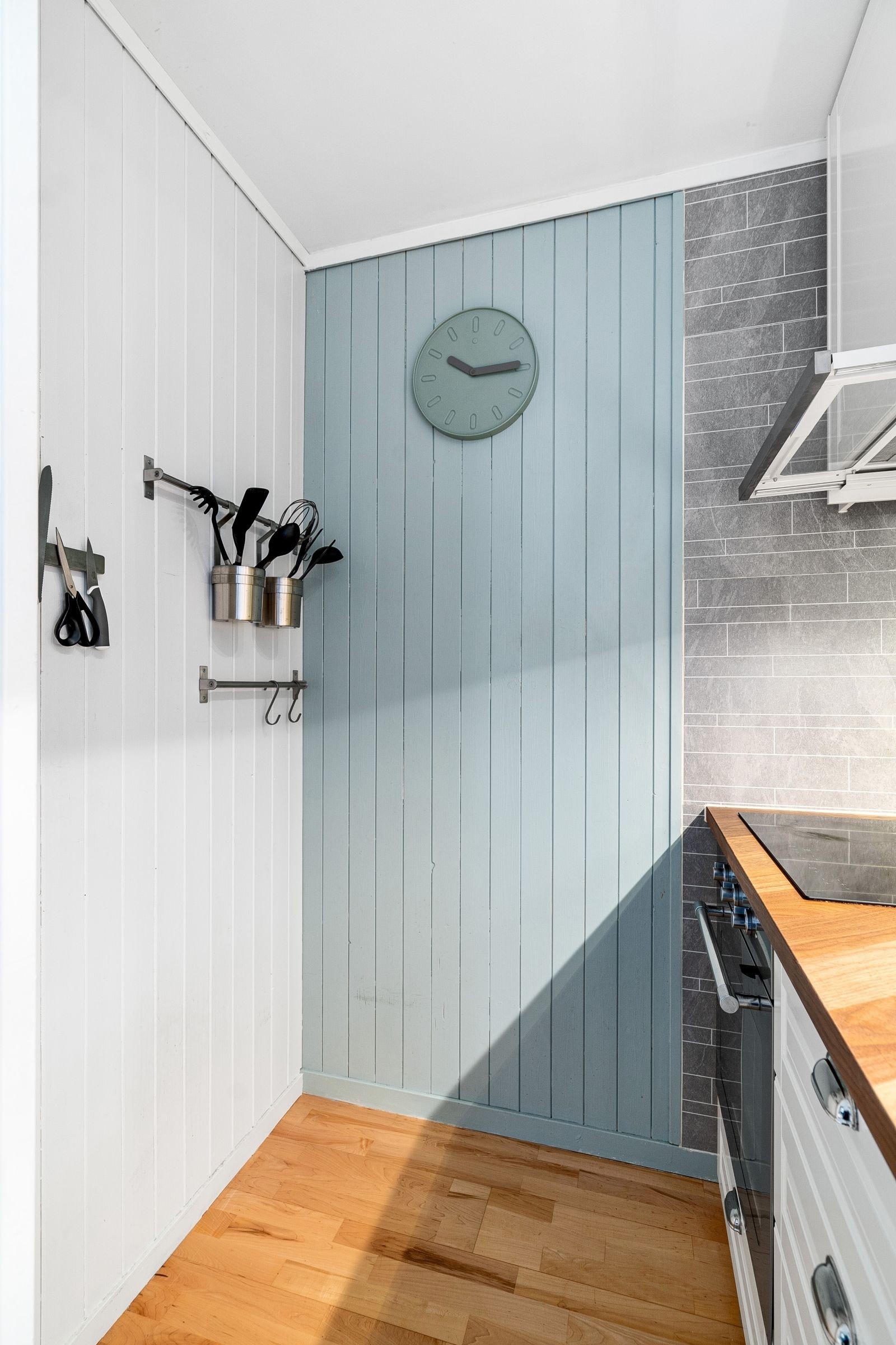 Kjøkkenet har en rekke praktiske oppbevaringsløsninger Galleribilde