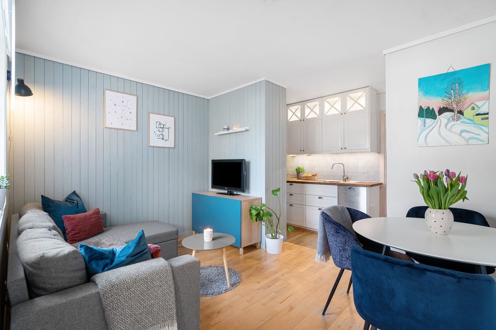 Lys og luftig stue med stående panel Galleribilde