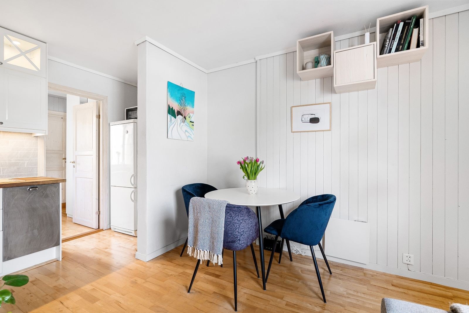 I den andre delen av stuen er det plass til en liten spisegruppe Galleribilde