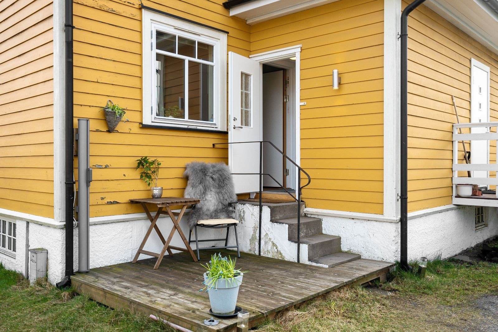 Koselig uteplass i tilknytning til inngangspartiet Galleribilde