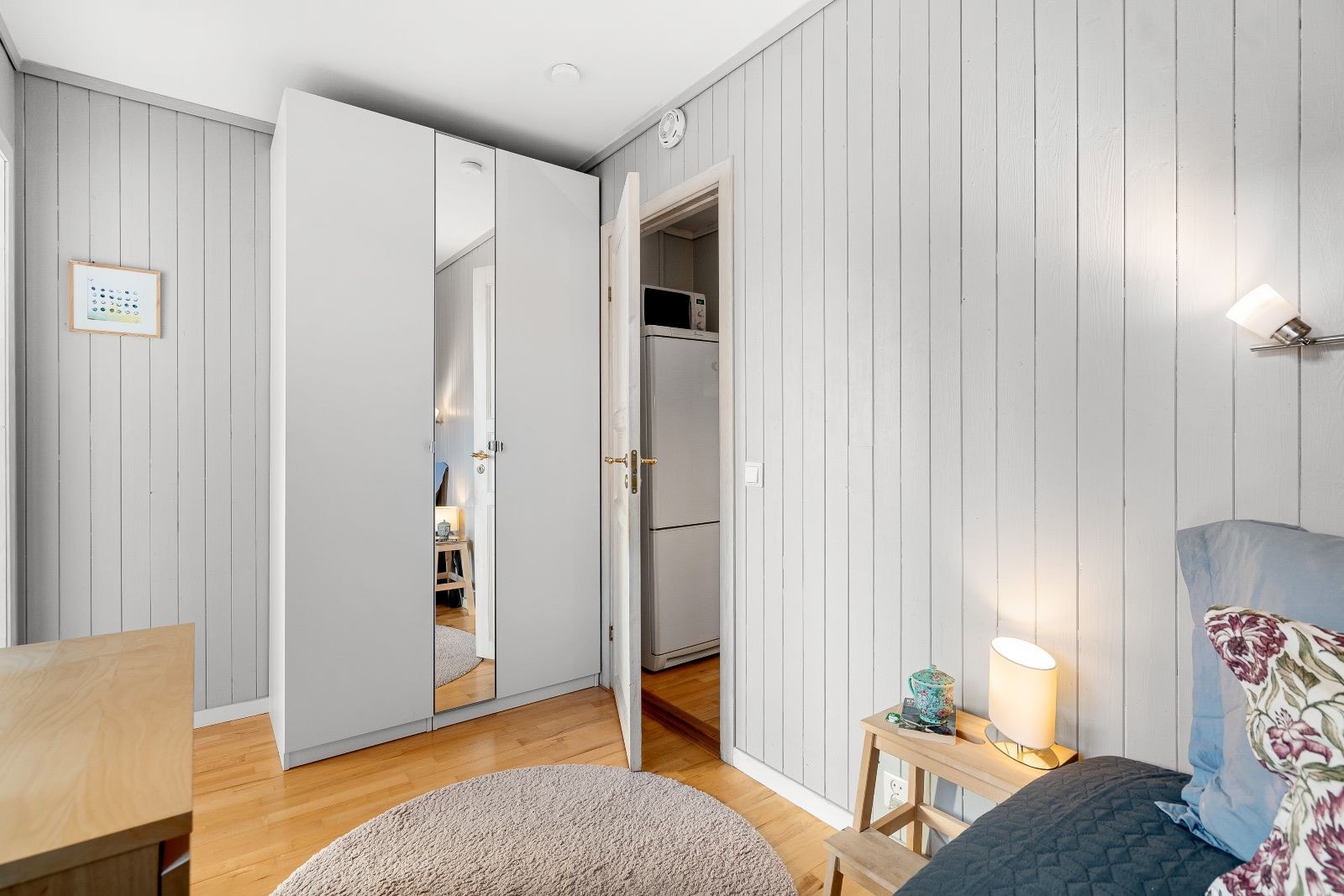 Soverommet har plass til garderobeskap Galleribilde