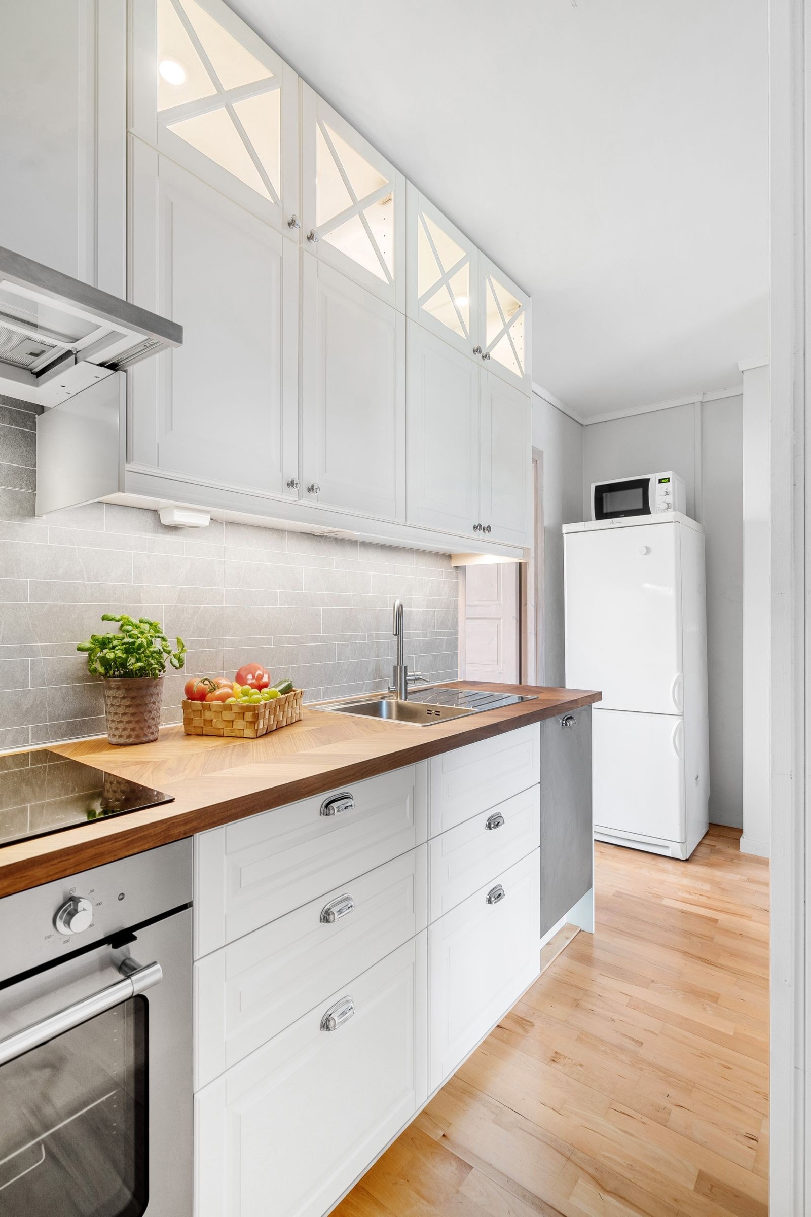 Det er plass til kombiskap og evnt. mikrobølgeovn på andre siden av kjøkkenet Galleribilde