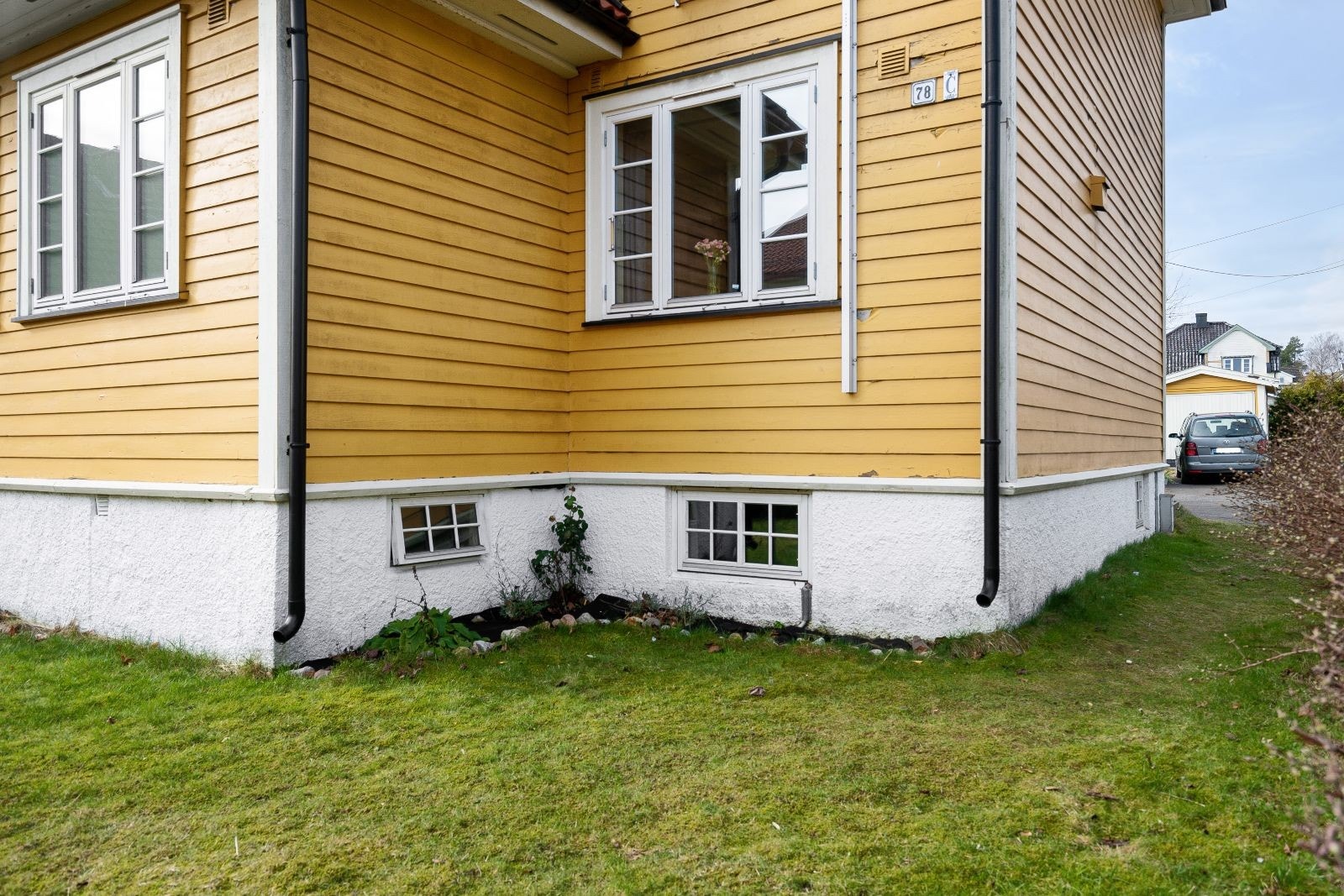 Soverommet og badet har vindu mot hagen Galleribilde