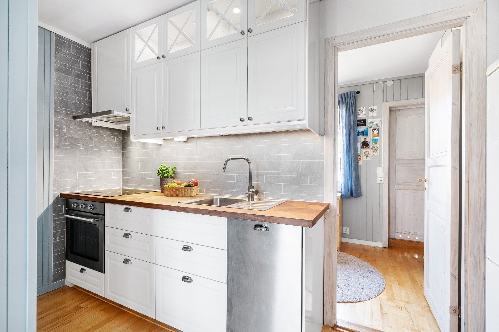 Lyst kjøkken med pen innredning Galleribilde