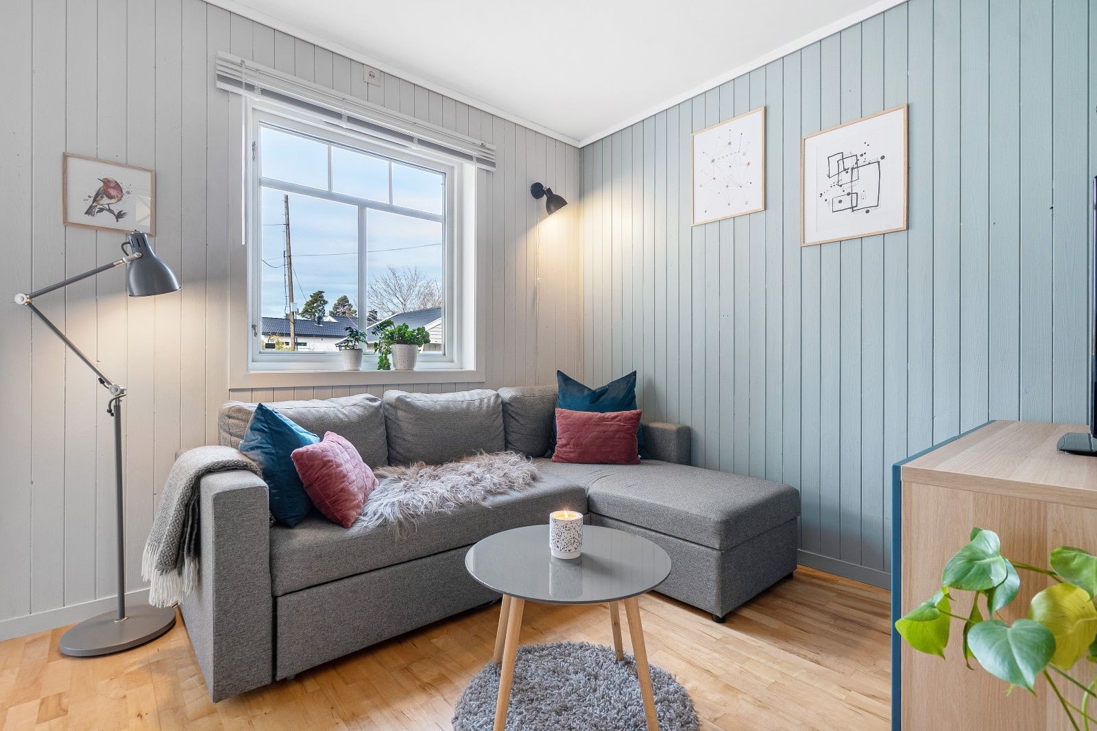 Nåværende eier har innredet en egen sofa-/TV-krok i stuen Galleribilde