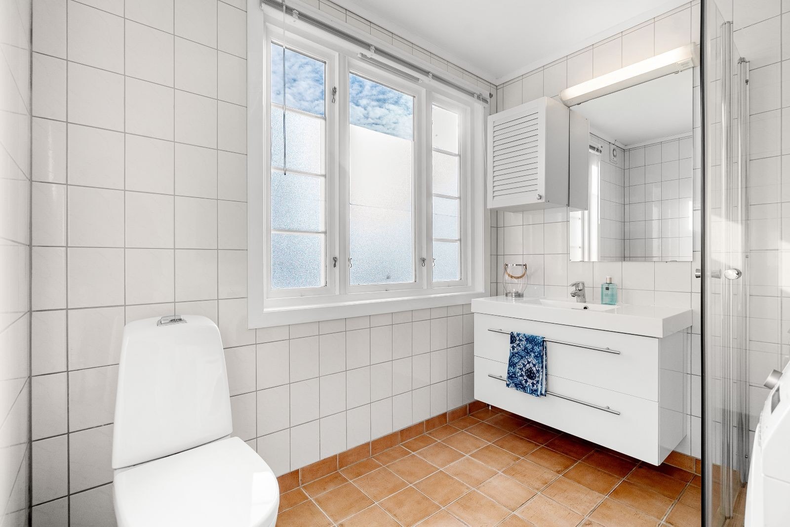 Flislagt bad med dusjhjørne Galleribilde