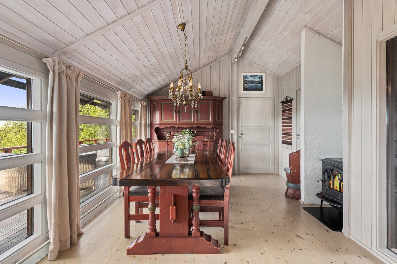 I spisestuen har man plass til hele familien. Galleribilde