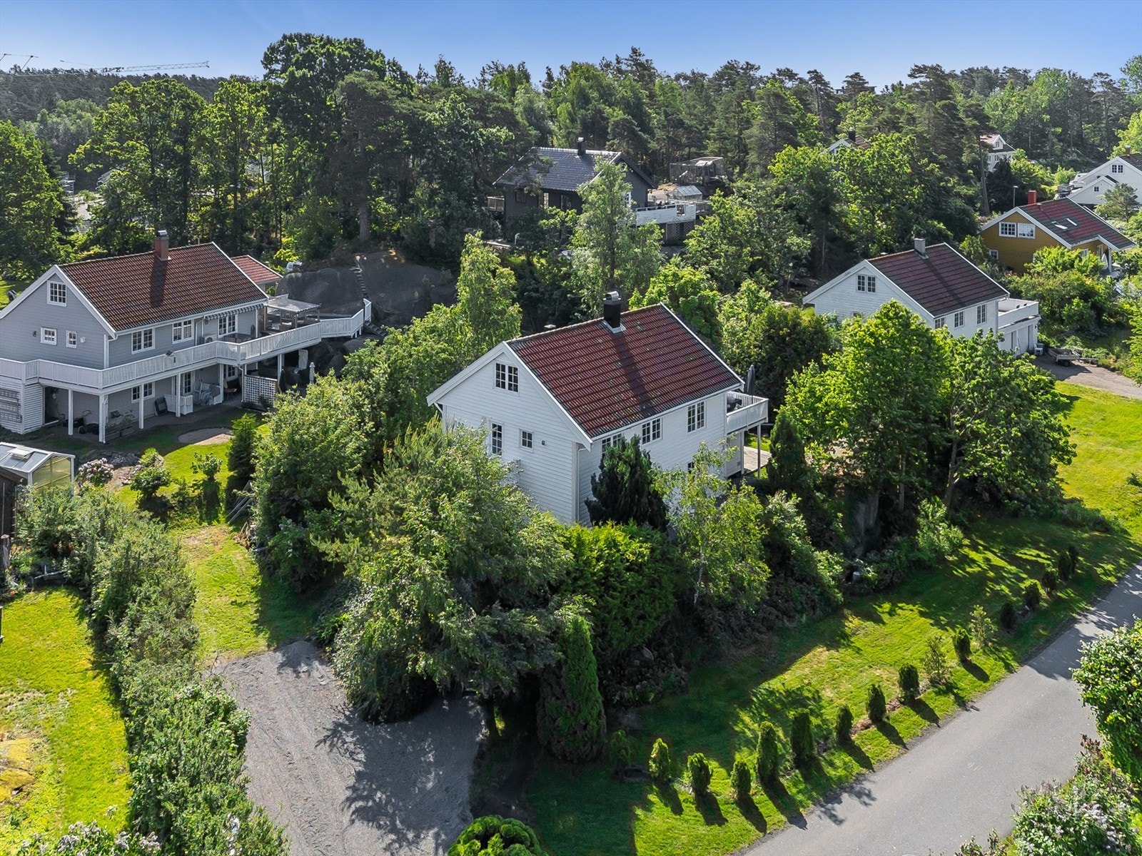 Romslig og tiltalende familiebolig, beliggende i et veletalbert boligområde i Tjøme sentrum. Galleribilde