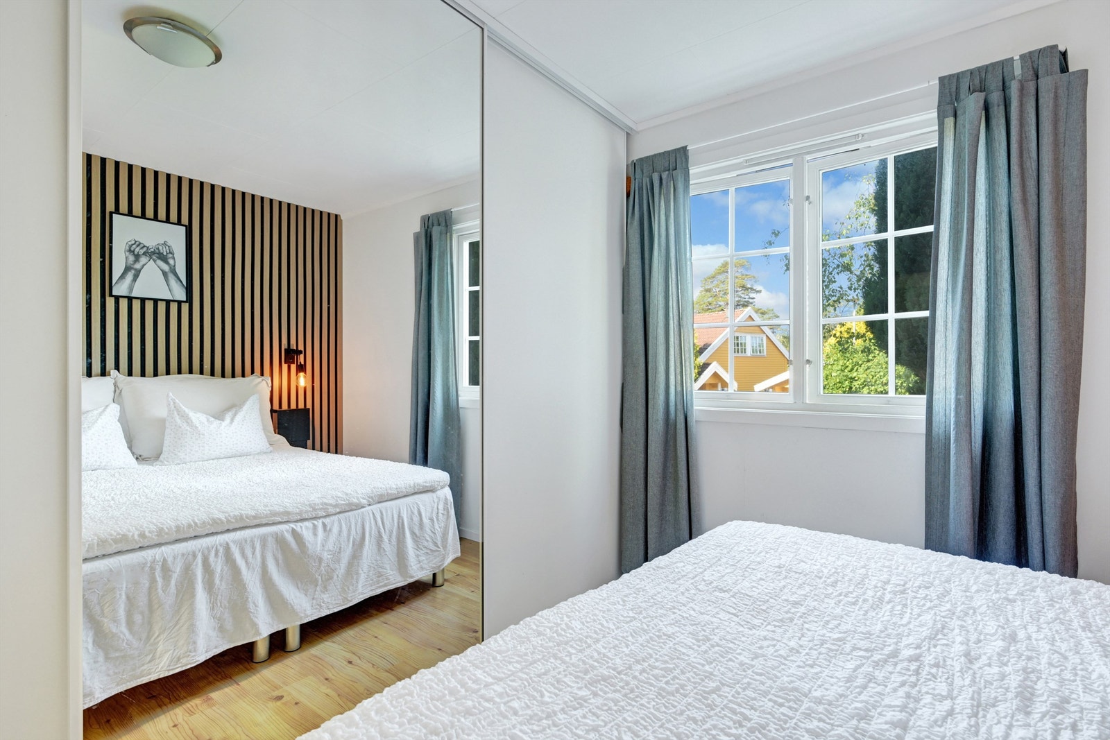 Stor skyvedørsgarderobe med en speildør for gode lagringsmuligheter. Galleribilde