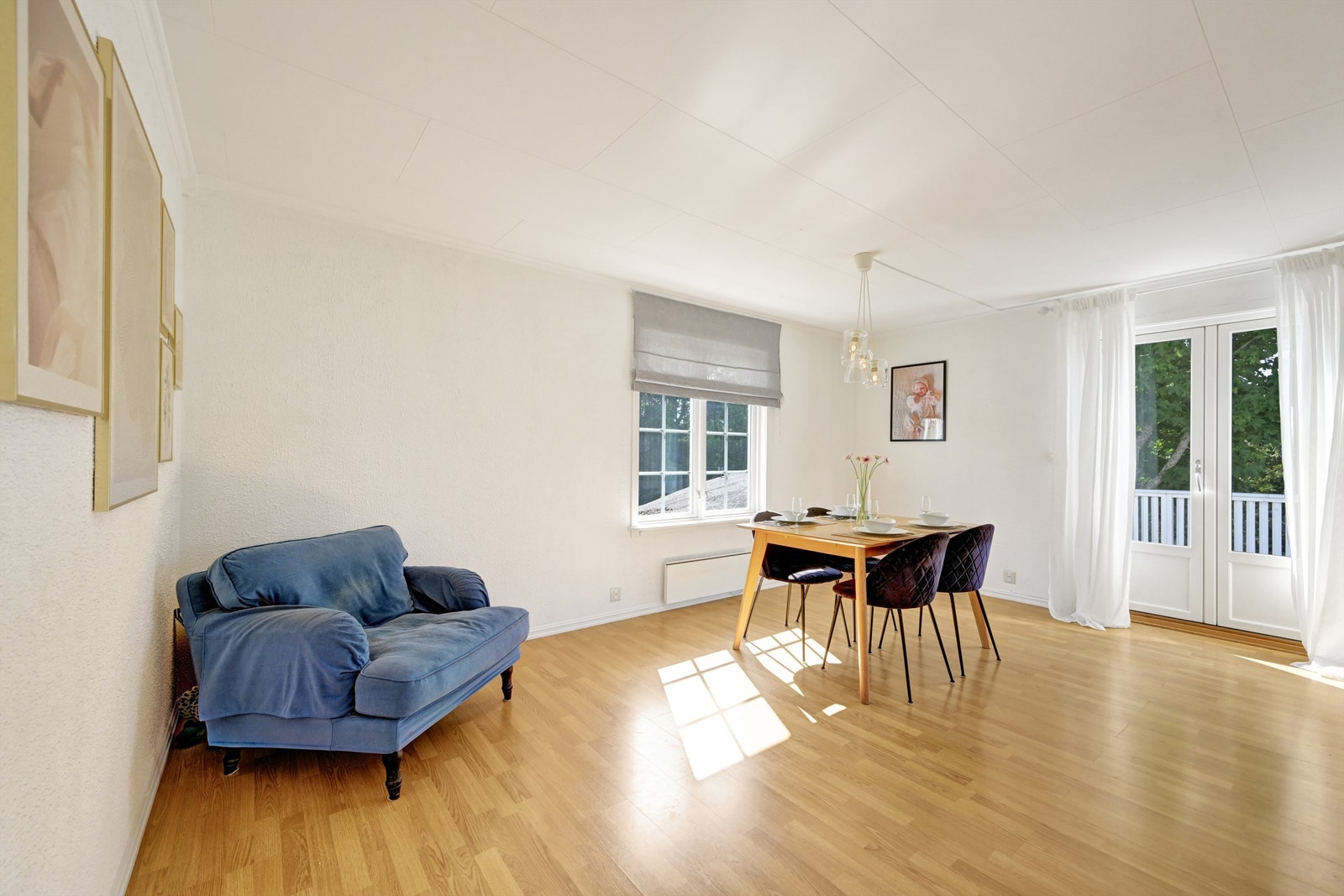 Stuen er gjennomgående i huset og har et fantastisk lysforhold fra morgen til kveld. Galleribilde