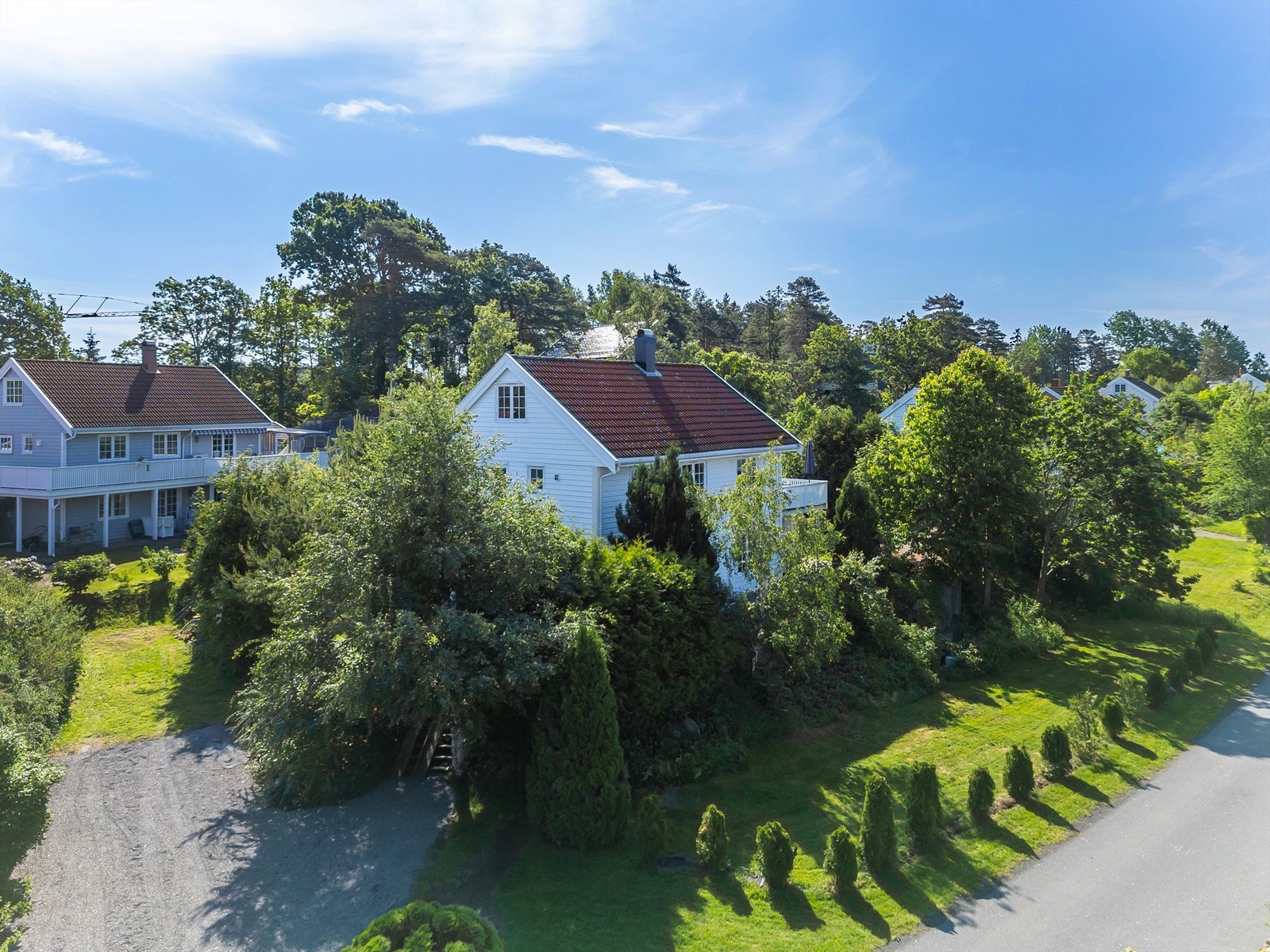 Tomten har gruset innkjørsel og gårdsplass med gode parkeringsmuligheter på egen tomt. Boligen har elbil lader ved biloppstillingsplassen. Galleribilde