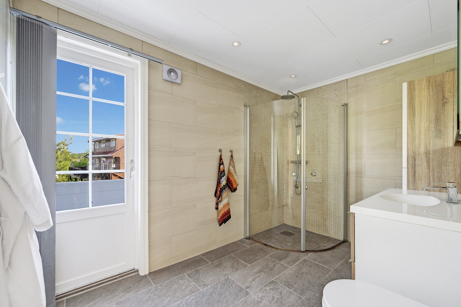 Flislagt bad med elektriske varmekabler og spotter. Galleribilde