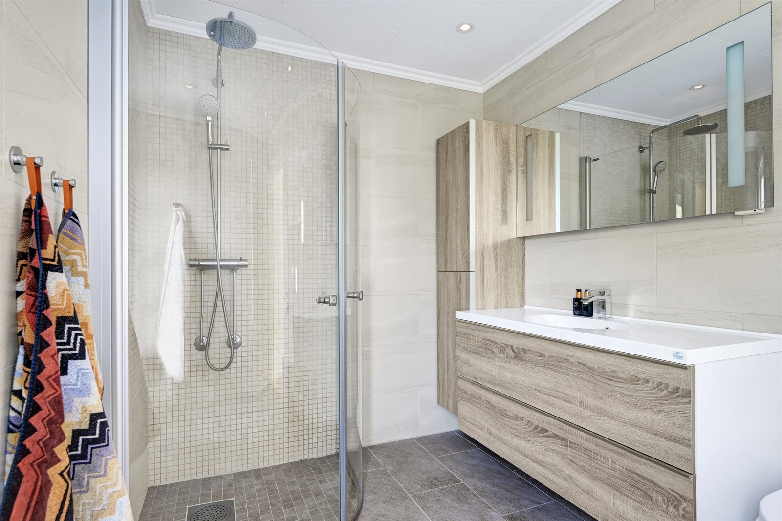 Badet er innredet med nye overflater, nye varmekabler og innredninger i 2015. Galleribilde