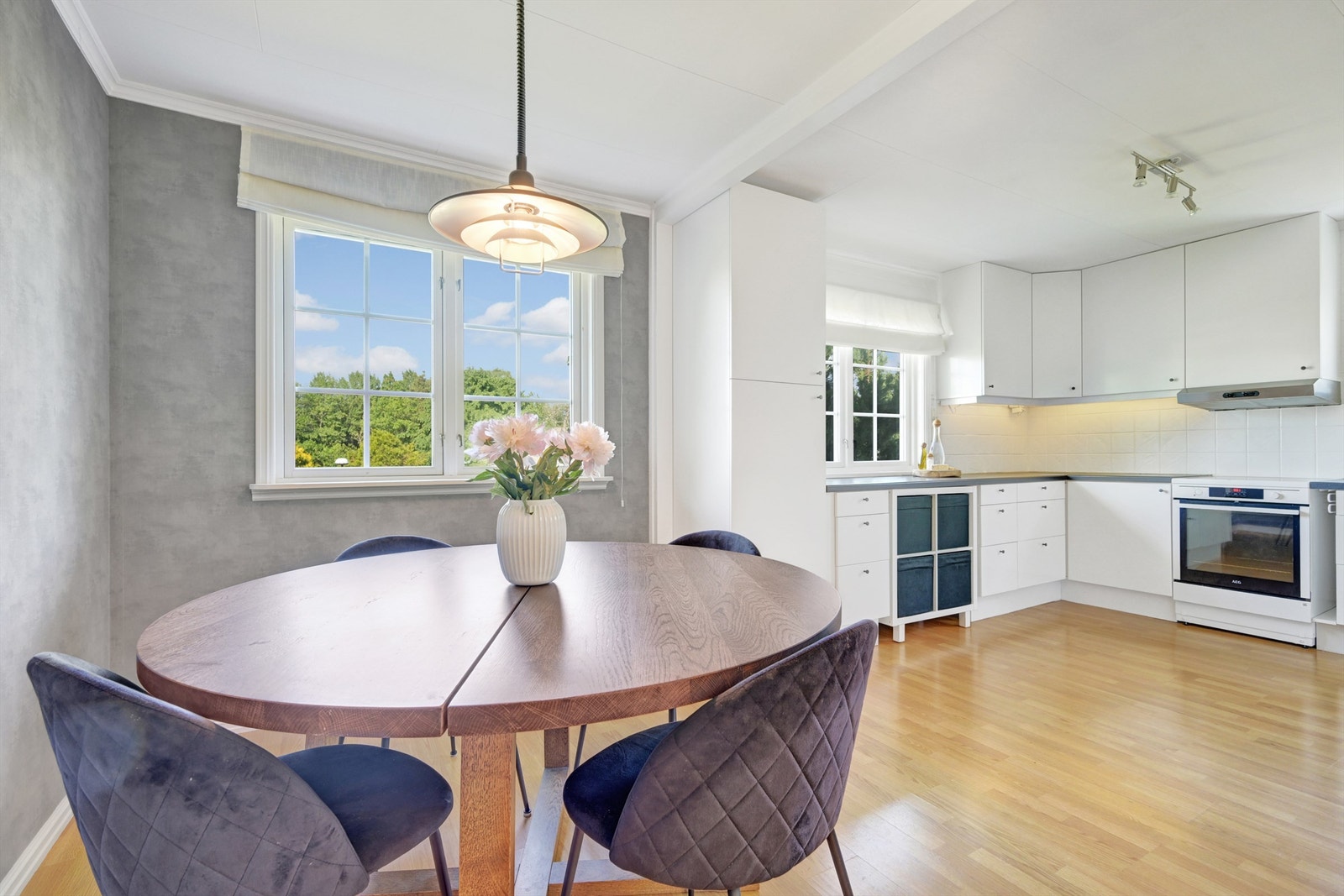 I tilknytning til kjøkkenet er det god plass til å innrede med et pent spisebord. Galleribilde