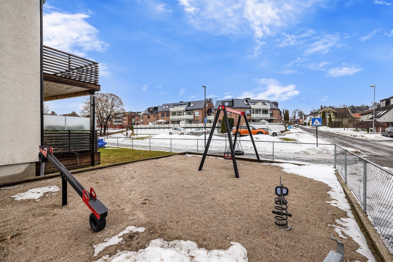 Tomten er pent opparbeidet med gressplen og hyggelig lekeplass Galleribilde