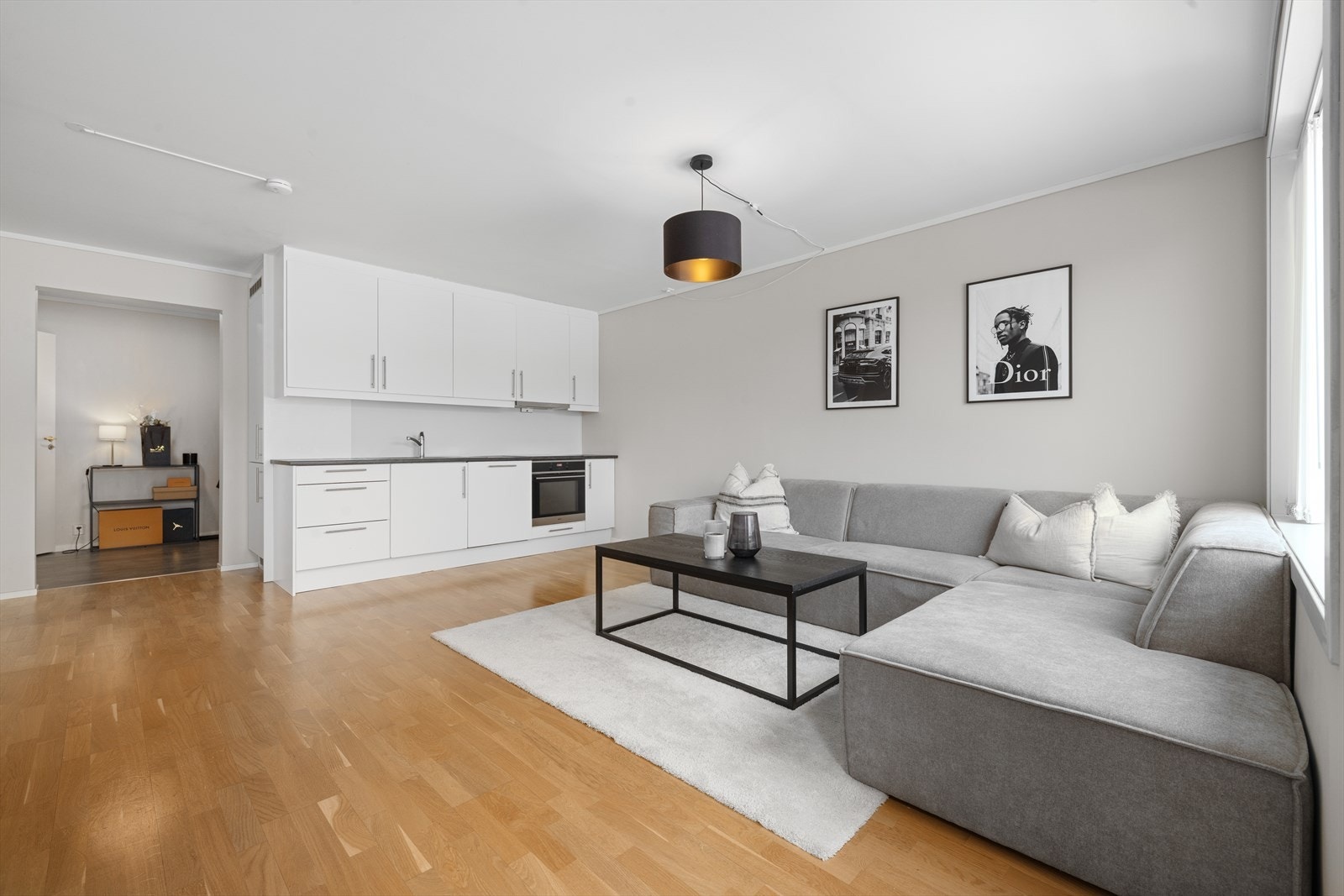 Innbydende stue og kjøkken i åpen løsning Galleribilde