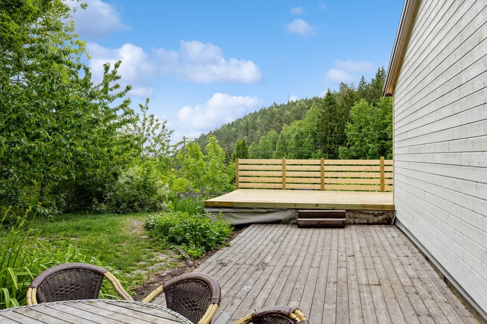 Det er godt med terrasser rundt boligen, slik at man kan finne sol og skygge, alt etter hva man ønsker Galleribilde