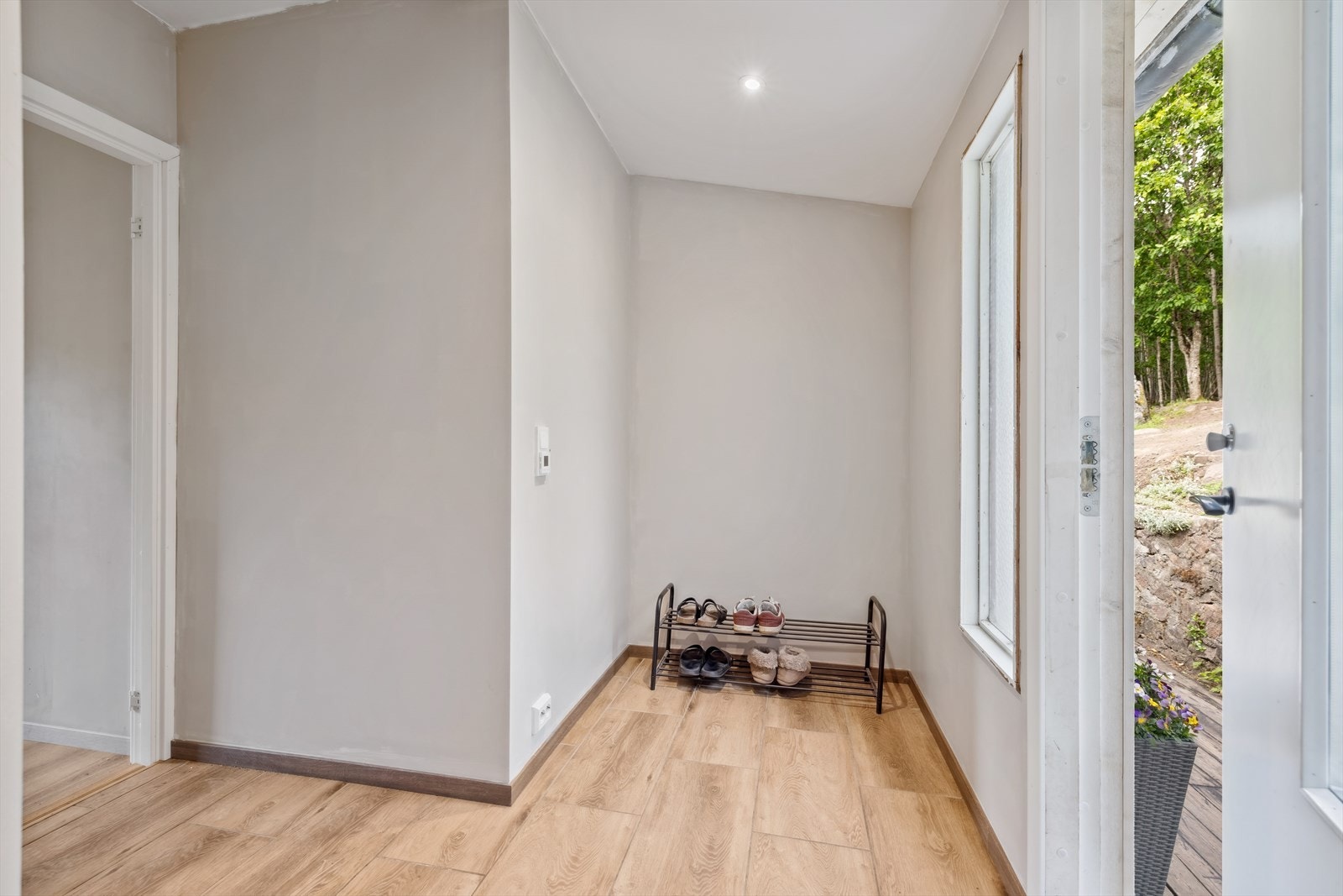 Spotter i tak i flere rom. Det elektriske anlegget og innvendig vann- og avløpsrør er nye. Galleribilde