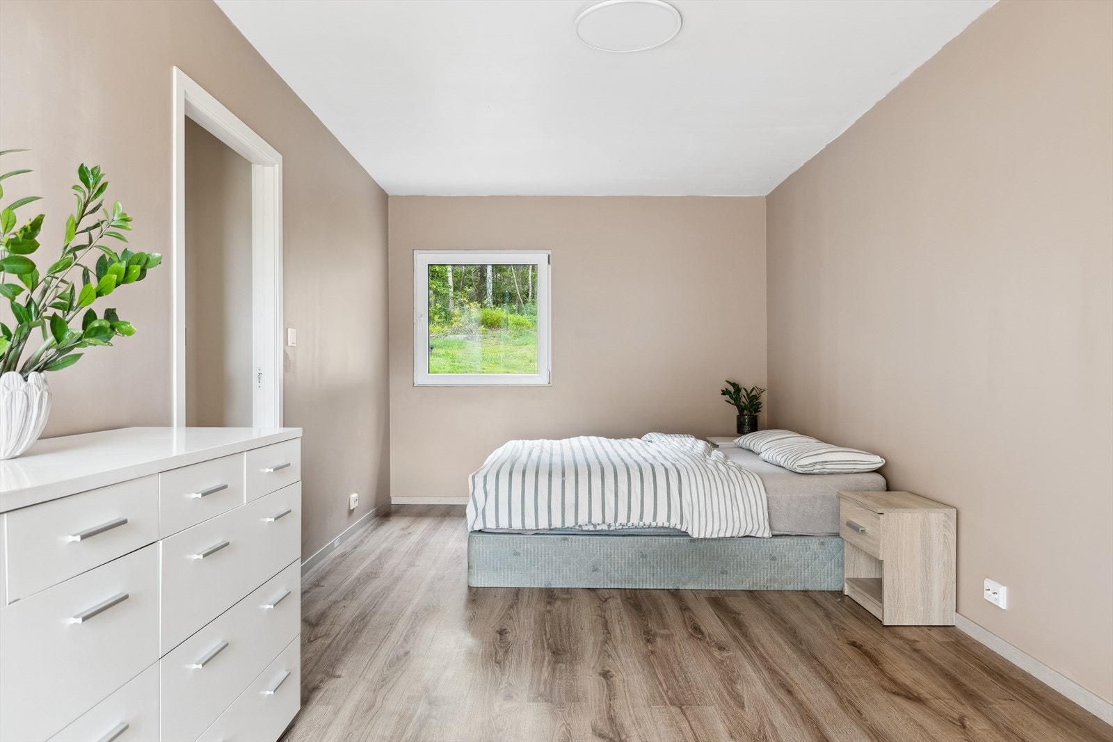 Hovedsoverommet består av to soverom som er gjort om til ett stort og lekkert soverom. Galleribilde