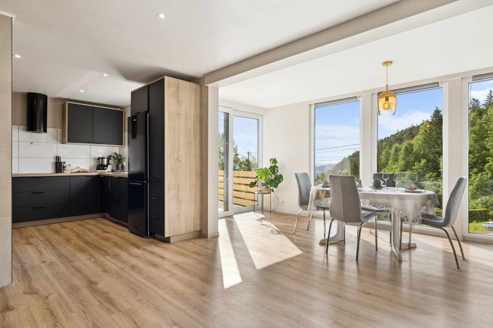 Stue med åpen kjøkkenløsning Galleribilde