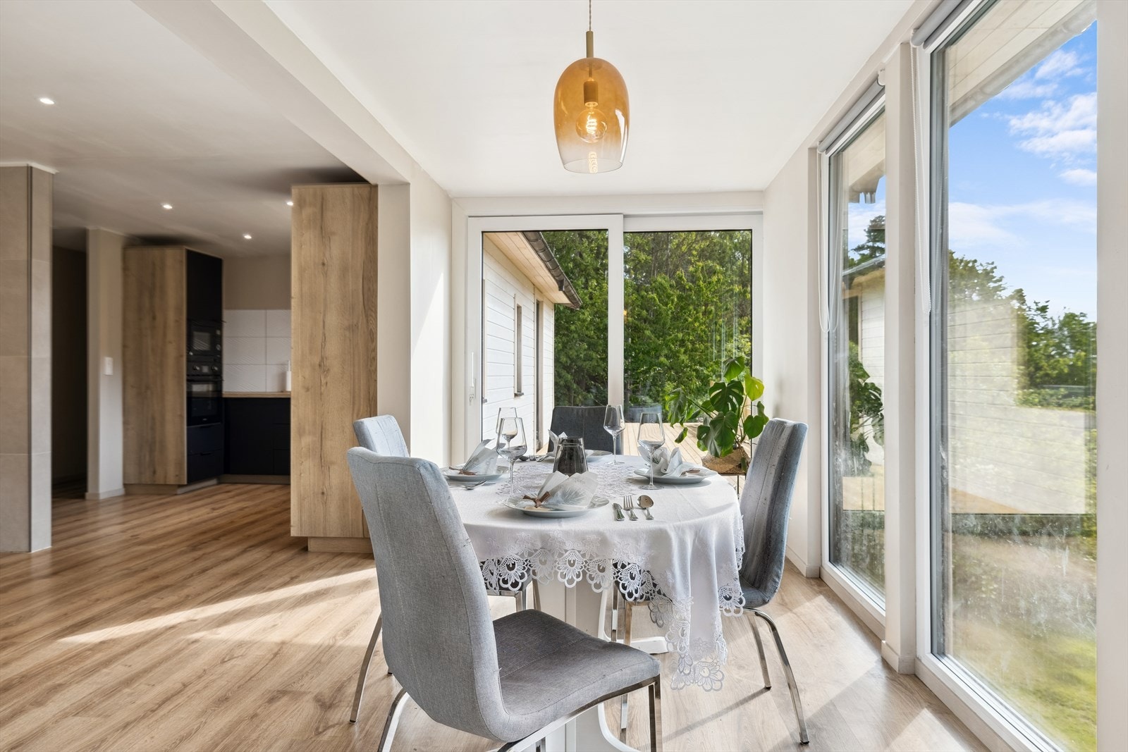 Flott plass for spisestuen - nye vinduer og terrssedør fra gulv til tak Galleribilde