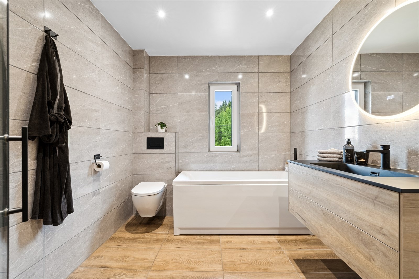 Nytt og lekkert baderom fra 2024-2025 - flislagt gulv og vegger Galleribilde