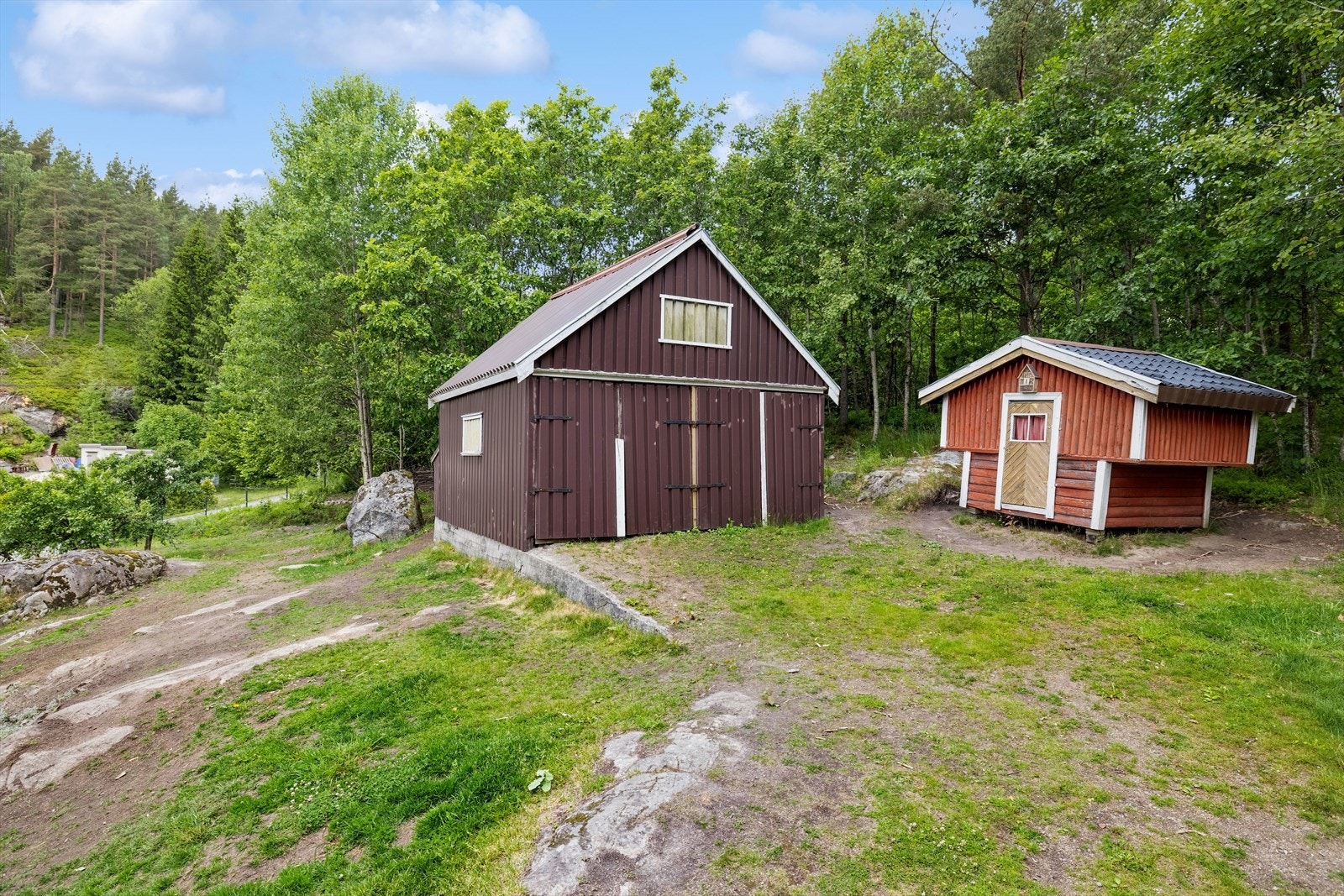 I tillegg til eneboligen medfølger en bod (benyttet tidligere som garasje), carport under veranda og stabbur. Boden og stabburet er plassert på en tomt som er utskilt som eget gnr/bnr. Galleribilde