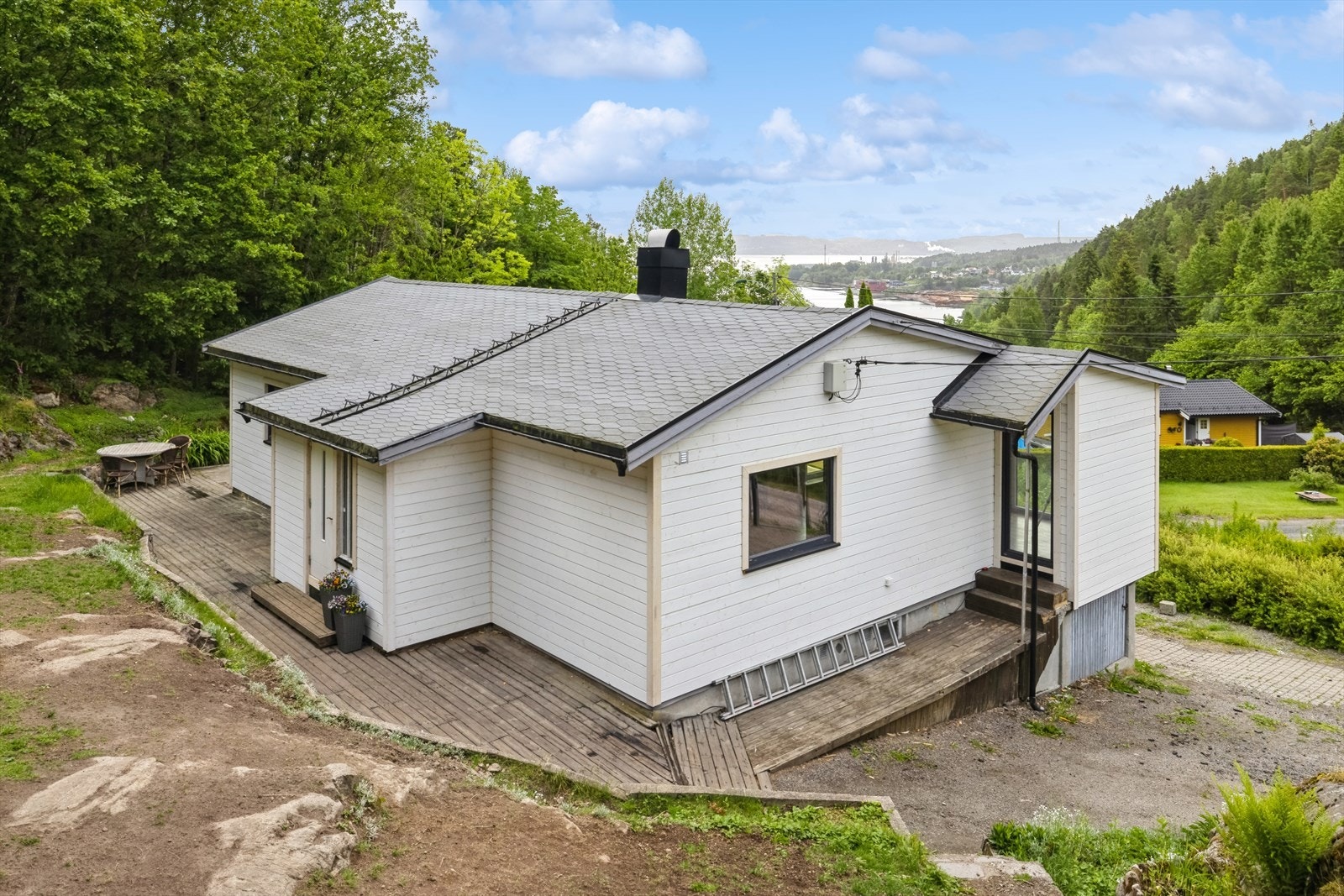 Inngangsparti og inngang til stue fra siden Galleribilde