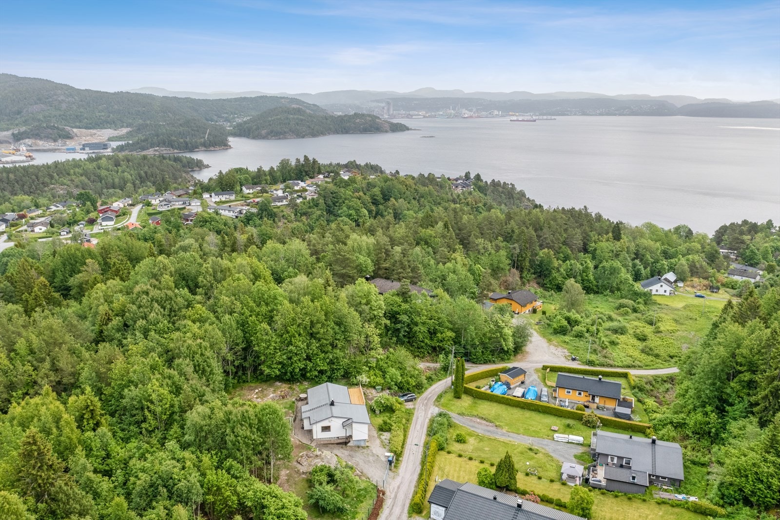 Restaurert enebolig på usjenert solrik tomt med sjøutsikt Galleribilde