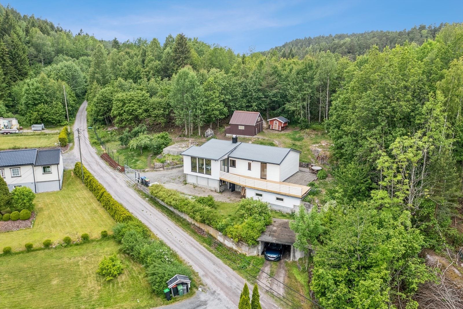 Det er kort kjøreveg til Stathelle med stort handlesenter, Porsgrunn sentrum og det er bl.a. matforretning på Herre som er i kort avstand fra boligen. Galleribilde