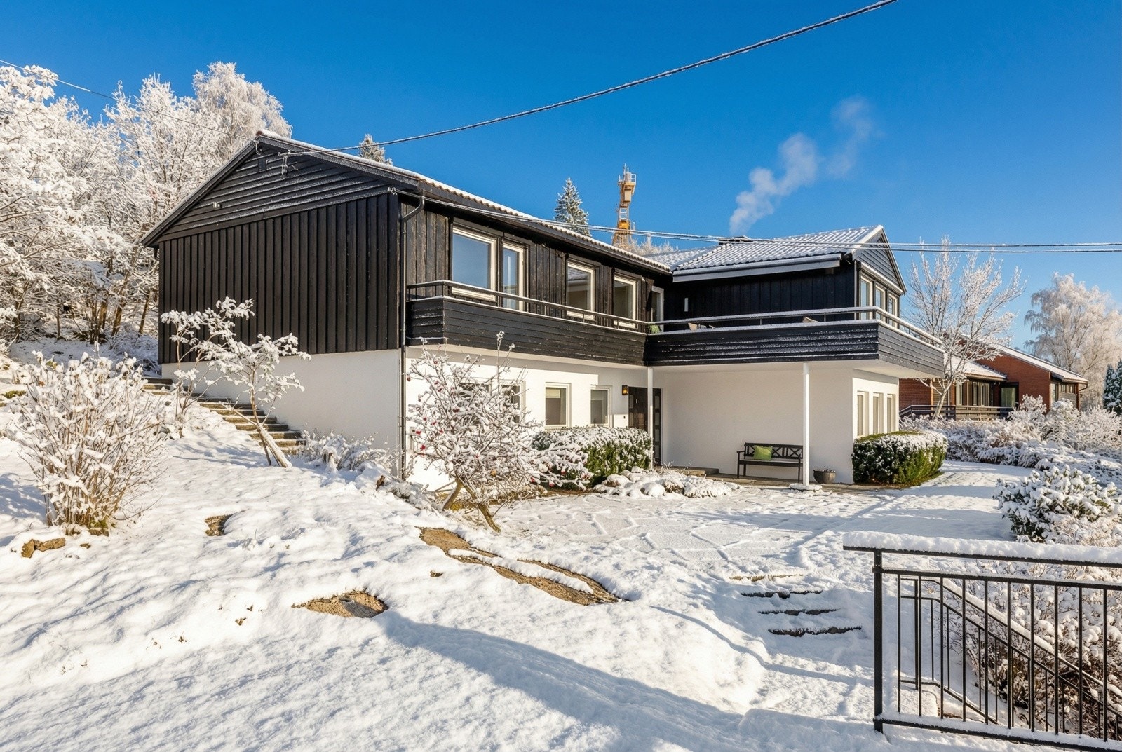 Beliggenheten er et eldorado for barnefamilier, med rolige gater, gode lekeområder og nærhet til marka (Bildet er redigert fra sommerbilde til vinterbilde) Galleribilde