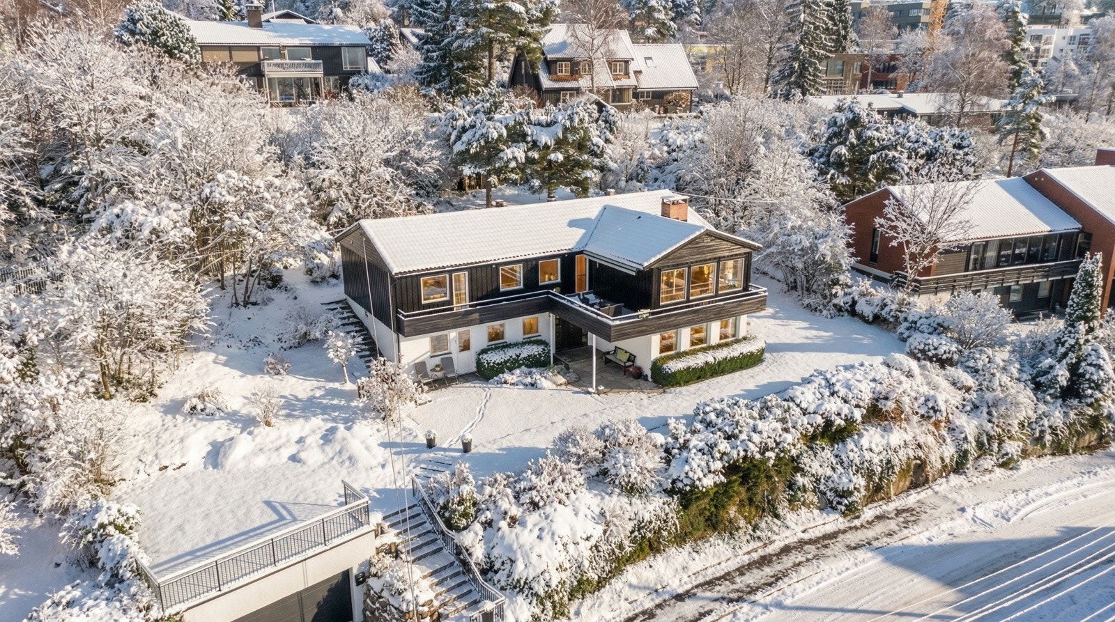 Velkommen til Wildenveybakken 6 - En innholdsrik enebolig med en attraktiv og barnevennlig beliggenhet i en lite traffikert blindvei (Bildet er redigert fra sommerbilde til vinterbilde) Galleribilde