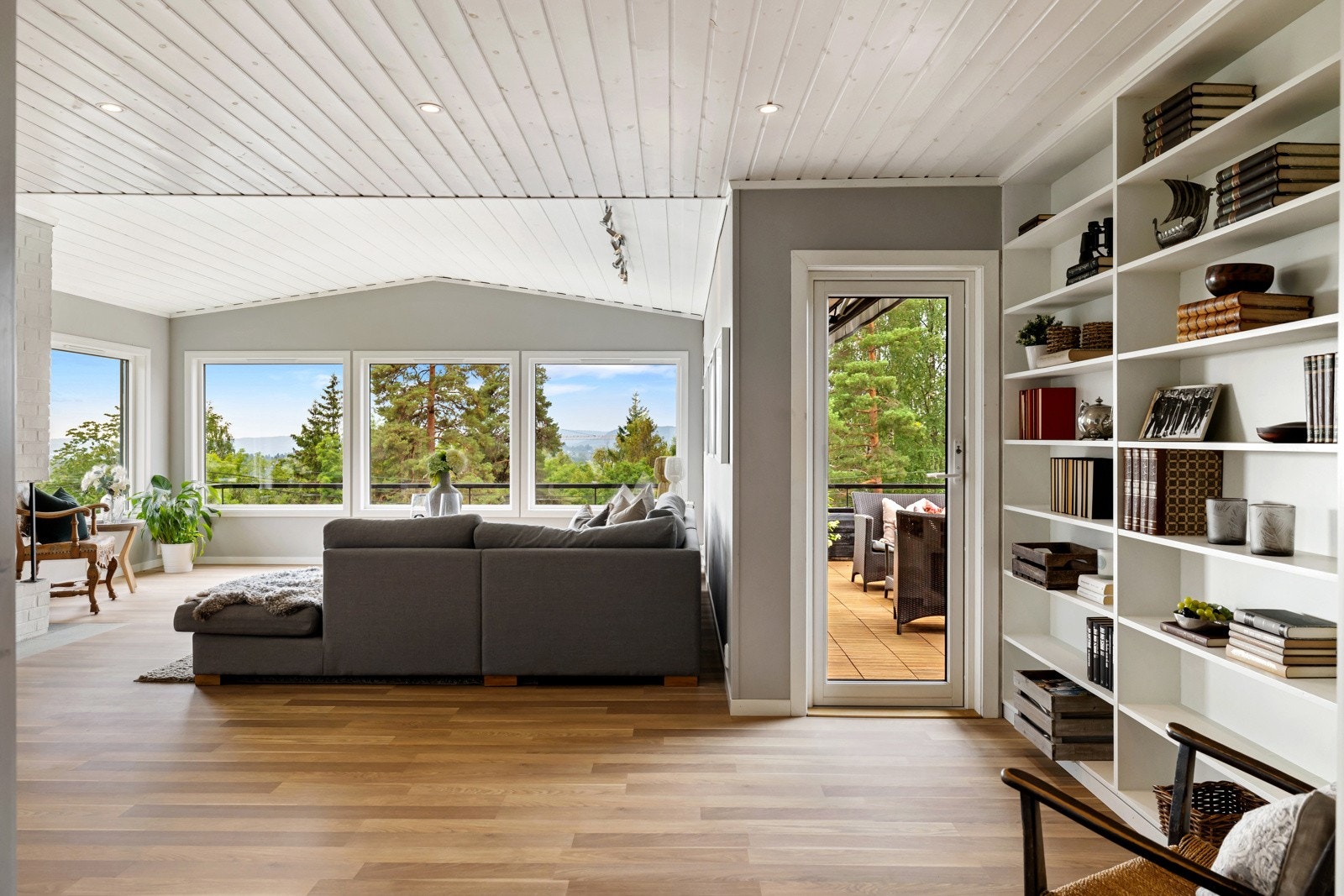 Fra stuen er det adkomst til husets balkong Galleribilde