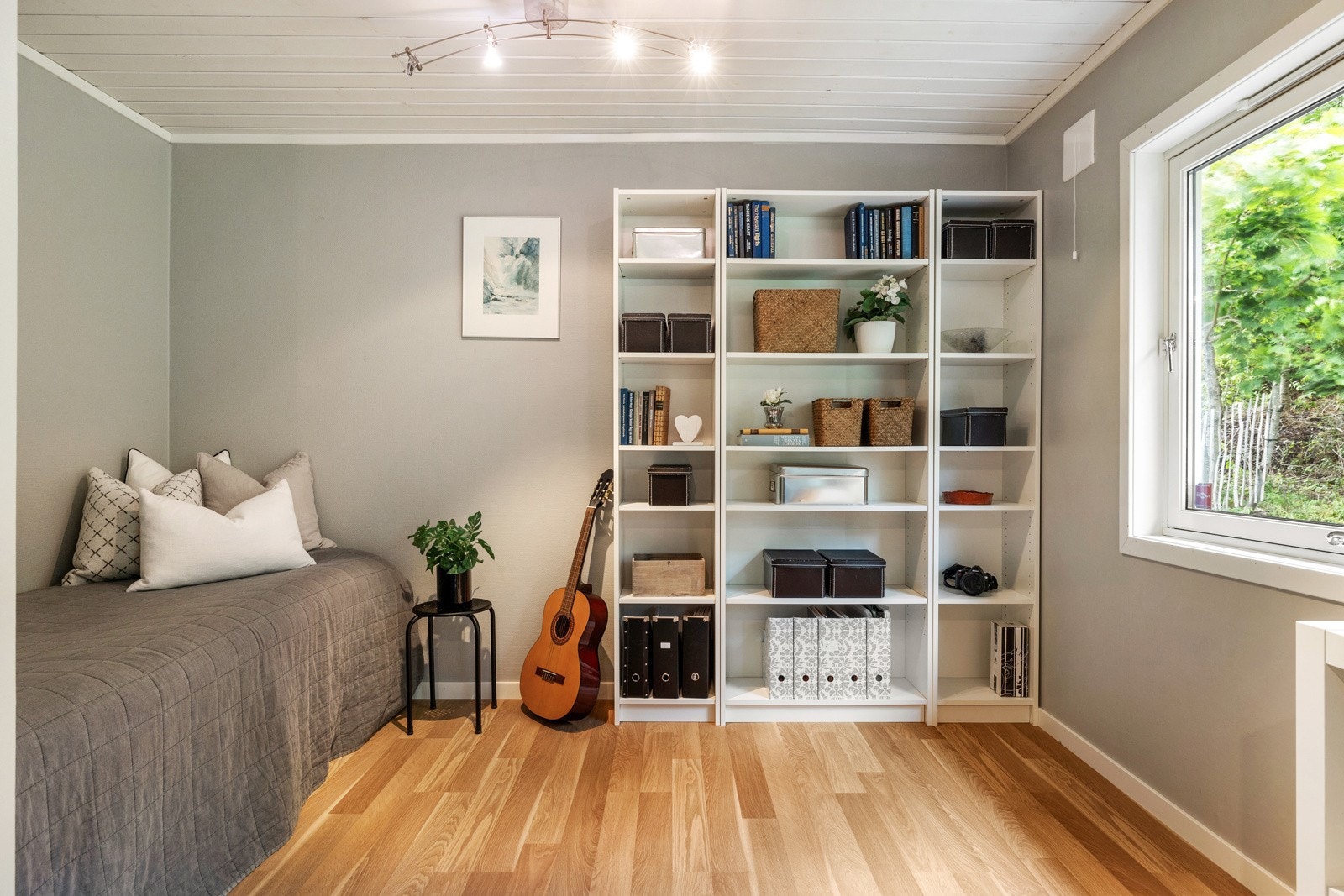 Soverom IIII har god plass til dobbeltseng, skrivebord og annet møblement Galleribilde