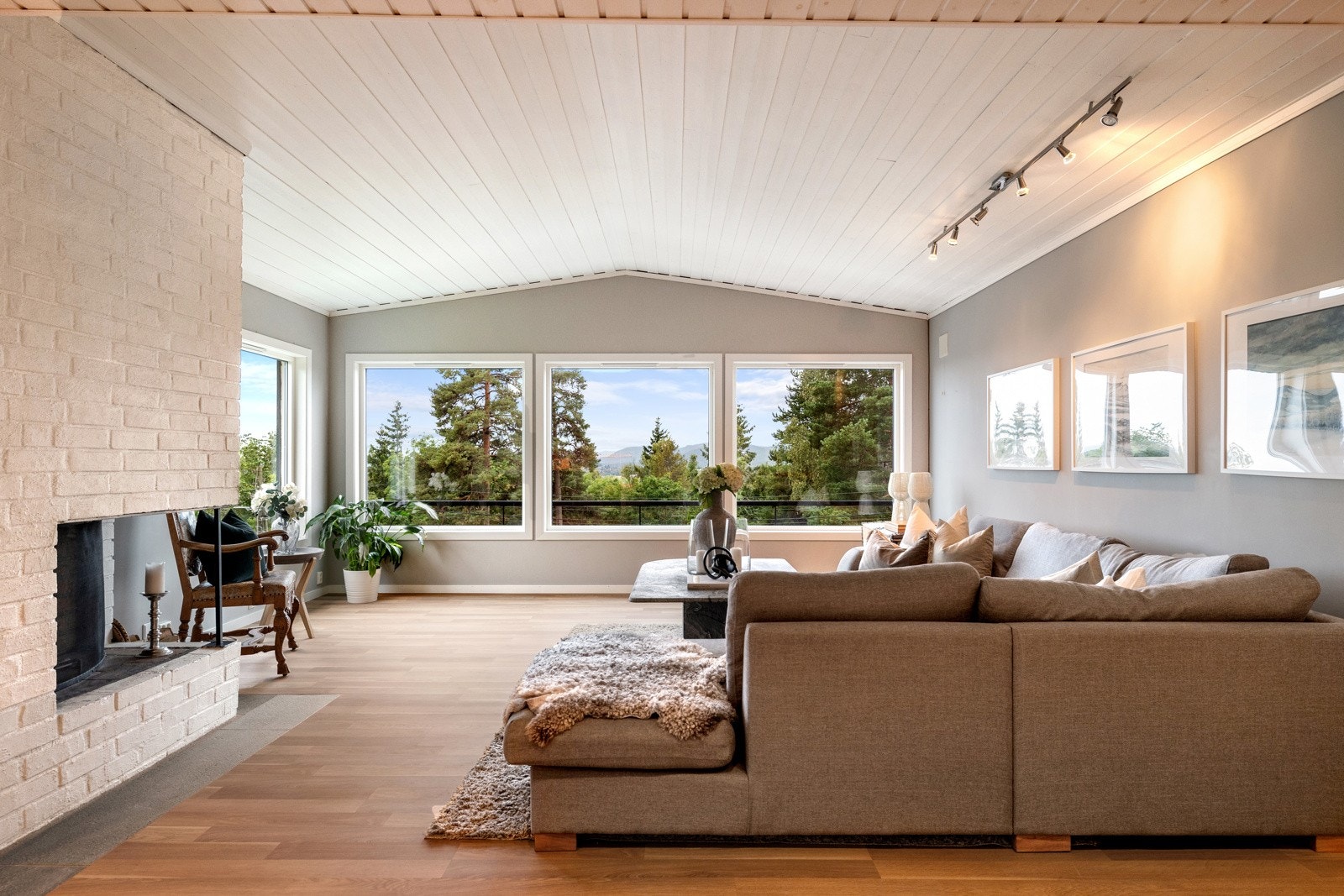 1.etasje inneholder: Trapperom, stue, spisestue, kjøkken, 4 soverom og 2 bad/wc Galleribilde