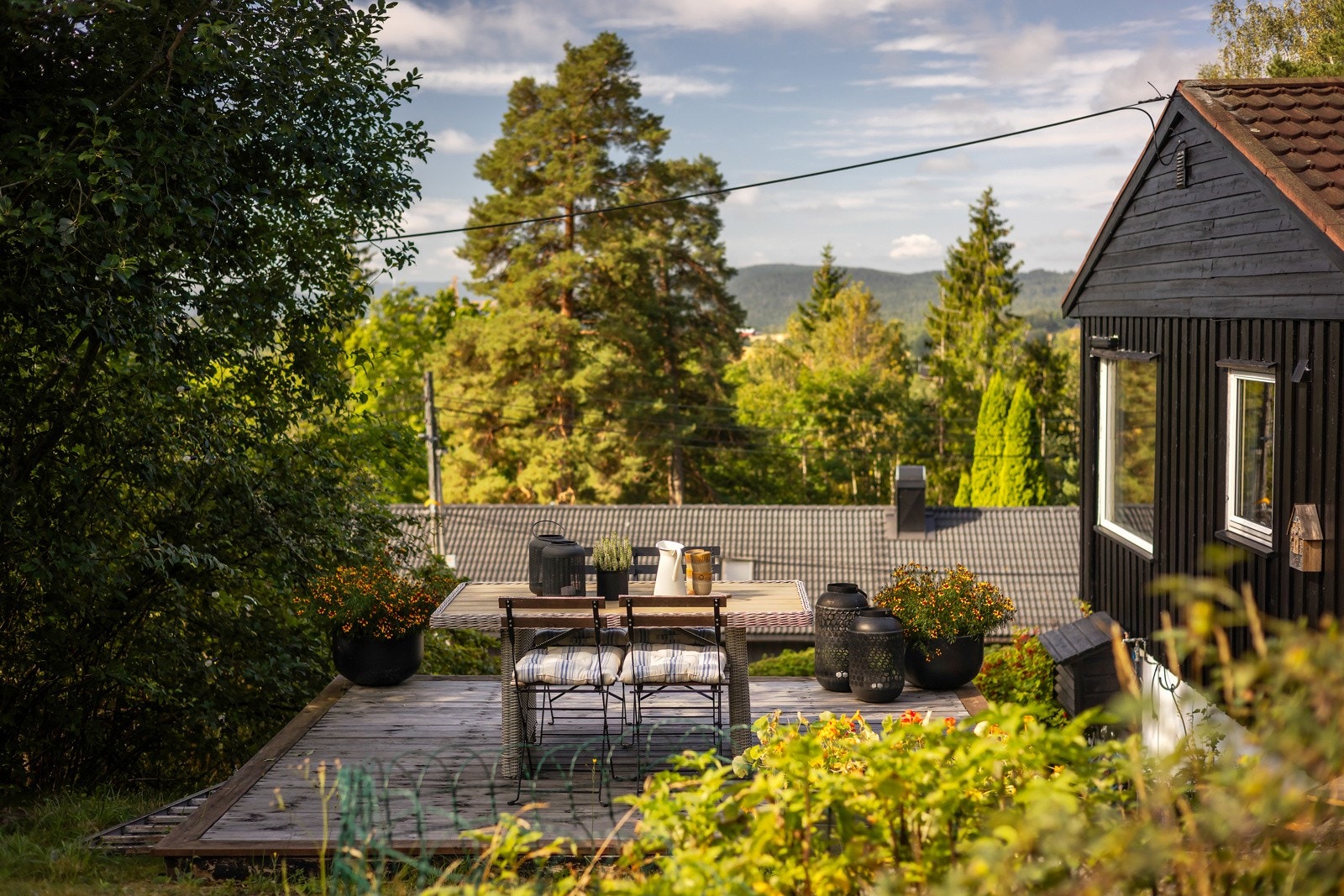 Ut fra kjøkkenet er det også laget en koselig uteplass som på sommerstid brukes flittig til grilling og måltider under åpen himmel Galleribilde